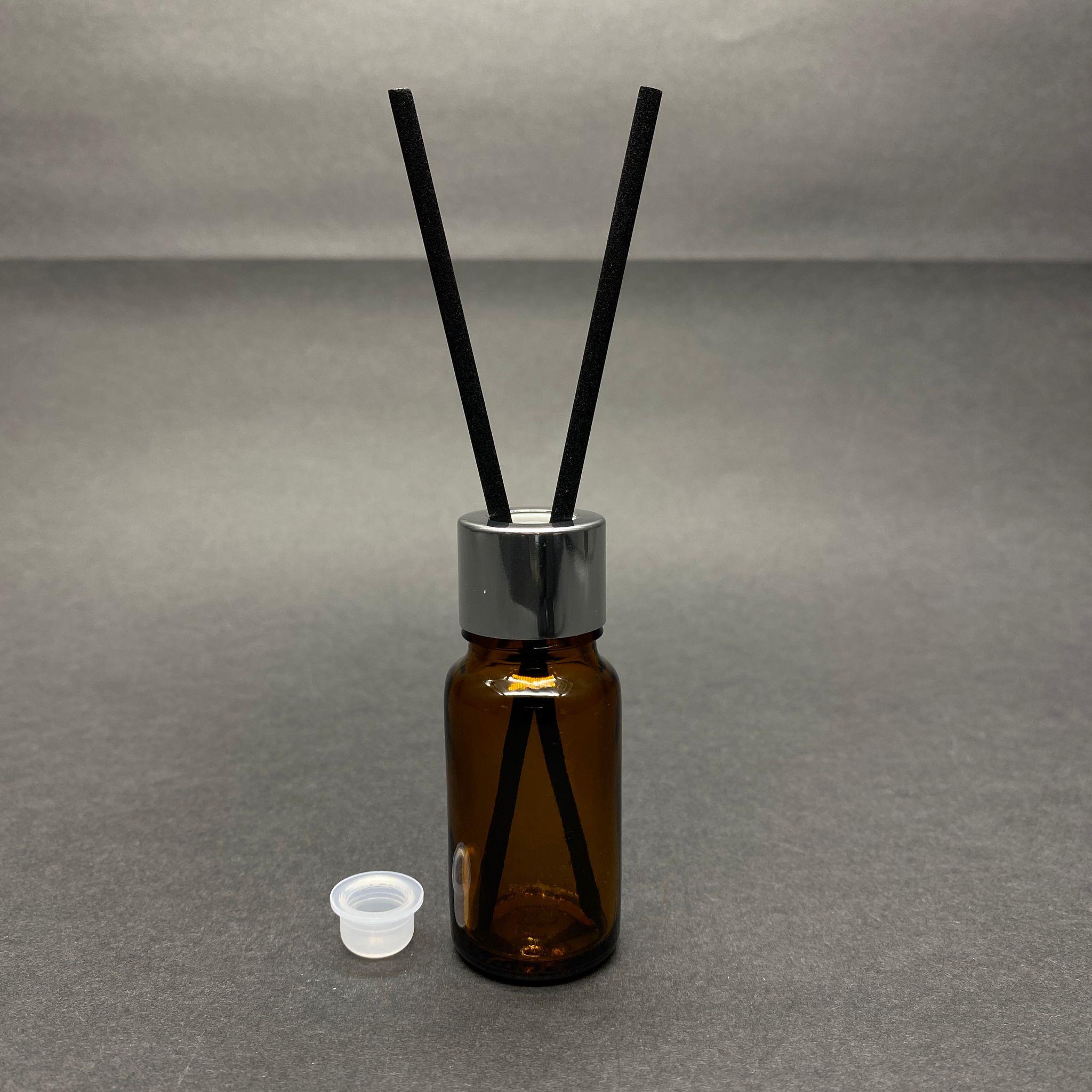 10 CC AMBER CAM BAMBU ODA KOKUSU ŞİŞESİ - 10 ML ÇUBUKLU BAMBU ODA KOKUSU ŞİŞESİ - DİFÜZÖR ŞİŞE- CAM ŞİŞE + GÜMÜŞ METAL KAPAK + PLASTİK TIPA + FİBER SİYAH BAMBU ÇUBUK