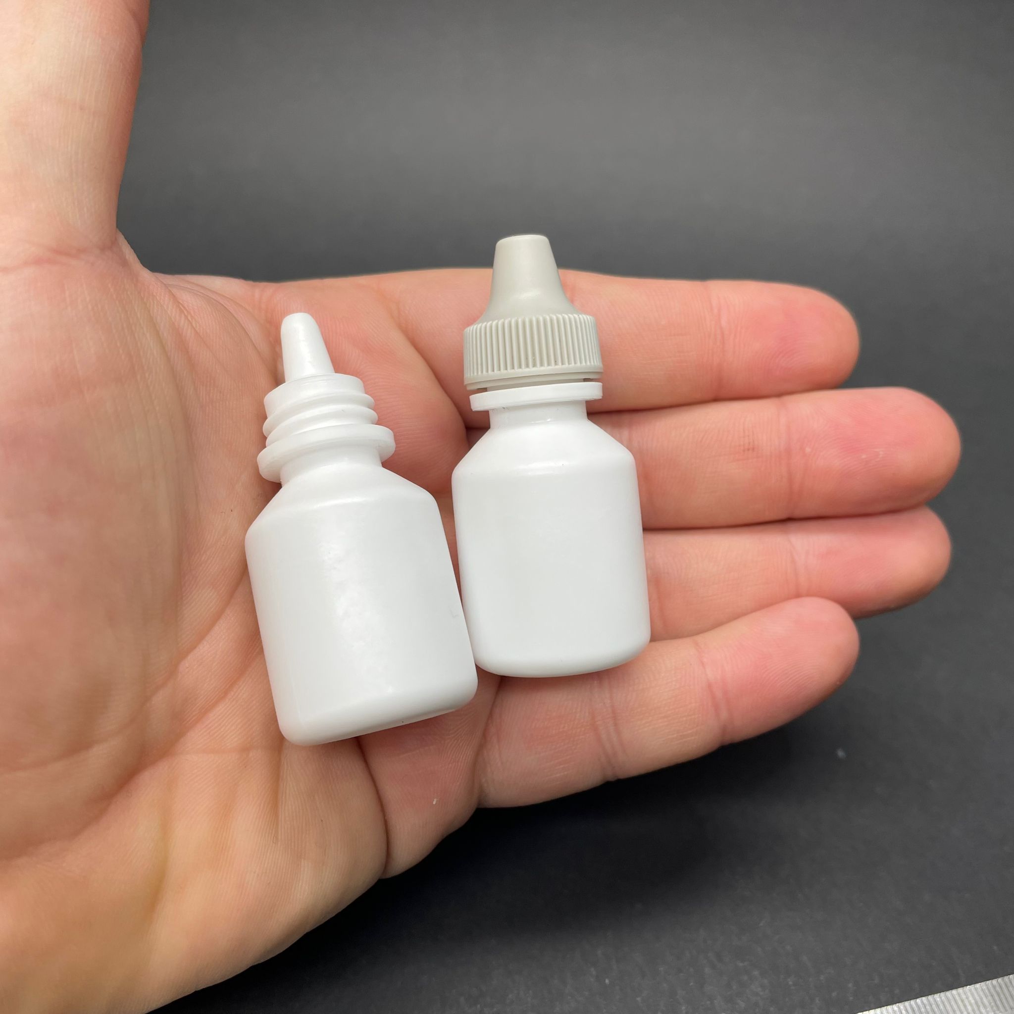 5 CC GÖZ DAMLASI ŞİŞESİ BEYAZ - AKITICILI - GRİ KAPAKLI - 5 ML DAMLALIKLI PLASTİK ŞİŞE - KOZMETİK AMBALAJ - DAMLALIKLI BOŞ ŞİŞE (SİLME 12 CC ALIR ÇALKALAMA PAYI BIRAKILMIŞTIR)