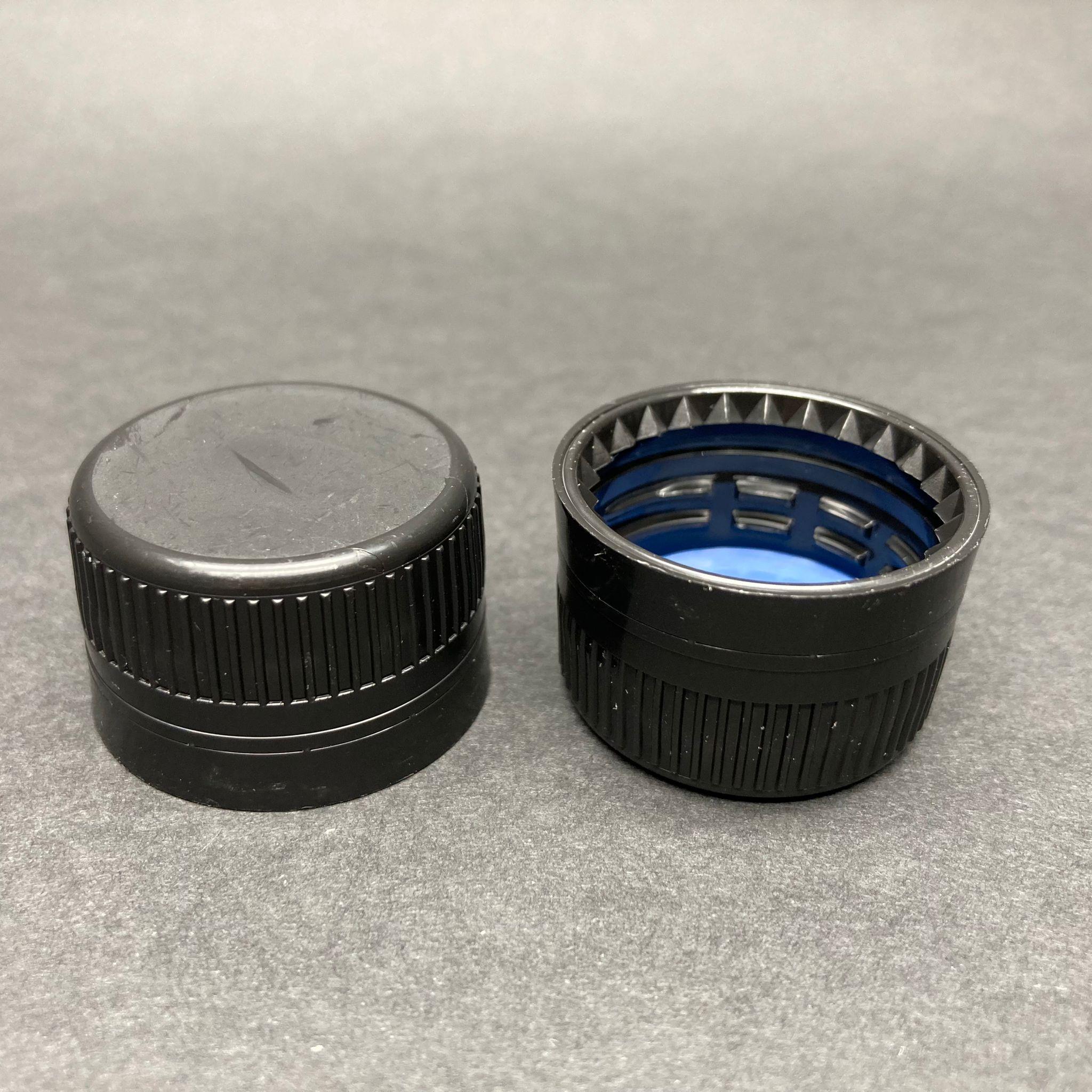 28 MM KİLİTLİ VİDALI PLASTİK KAPAK SİYAH - İÇİ CONTALI -Bericap PG EW 28 CONTALI kapak ile eşdeğerdir - HEM 28 AĞIZ CAM ŞİŞELERE HEM DE 28 AĞIZ PLASTİK ŞİŞELERE UYAR ANCAK KİLİT İÇİN NUMUNE DENEYİNİZ