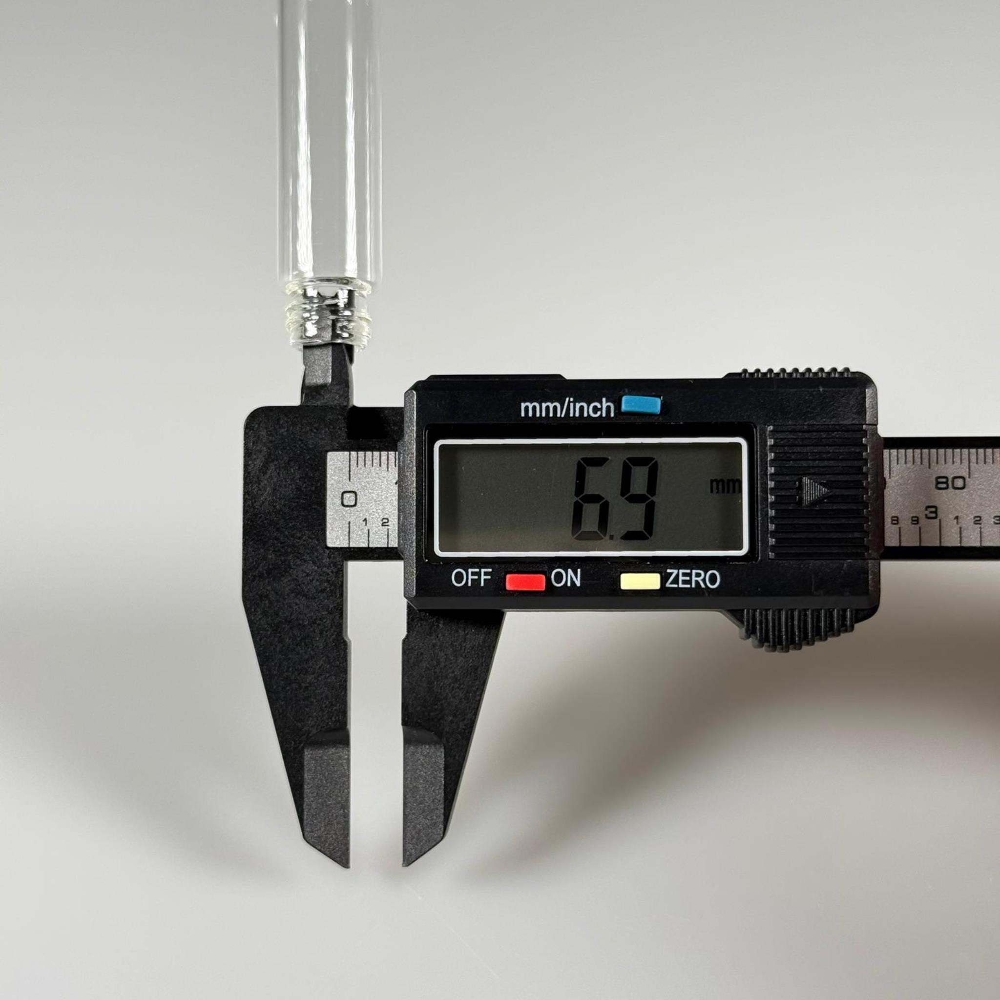 8 CC TESTER PARFÜM ŞİŞESİ - CAM KALEM PARFÜM ŞİŞESİ GOLD METAL SPREYLİ KAPAKLI TAKIM - 8 ML CAM TÜP PARFÜM ŞİŞESİ - VİDALI SPREY VALF TEKRAR DOLDURULABİLİR - HEDİYELİK CAM KOLONYA ŞİŞESİ - DÜĞÜN, NİŞAN, SÖZ, KINA, CENAZE, PROMOSYON İÇİN HEDİYELİK KOLONYA ŞİŞELERİ
