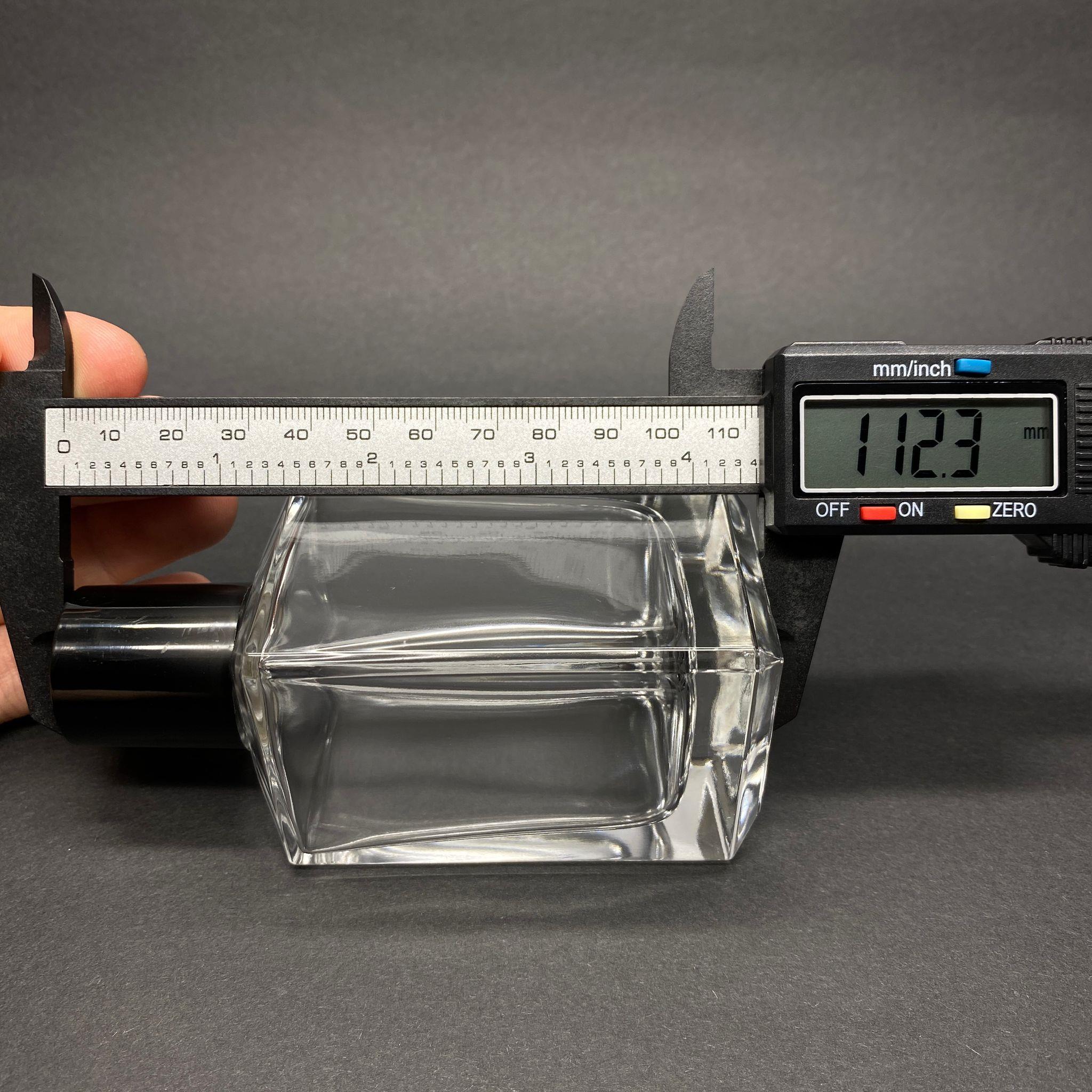 100 ML KÖŞELİ KONİK MODEL PRİZMA PARFÜM ŞİŞESİ - GÜMÜŞ METAL SPREYLİ + SİYAH KAPAKLI (AĞIZ 15 MM GEÇME KOLAY KAPAMA)