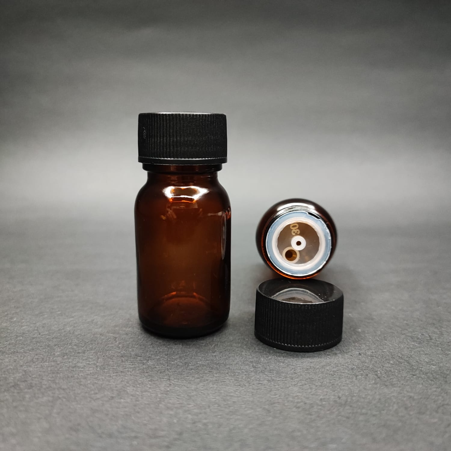 20 ML DOLUMU KOLAY, GENİŞ AĞIZLI İÇTEN DAMLALIKLI ŞİŞE (25 MM AĞIZ)  - 20 CC SİYAH CONTALI KAPAKLI İÇTEN DAMLALIKLI CAM ECZA ŞİŞESİ - AMBER KAHVERENGİ
