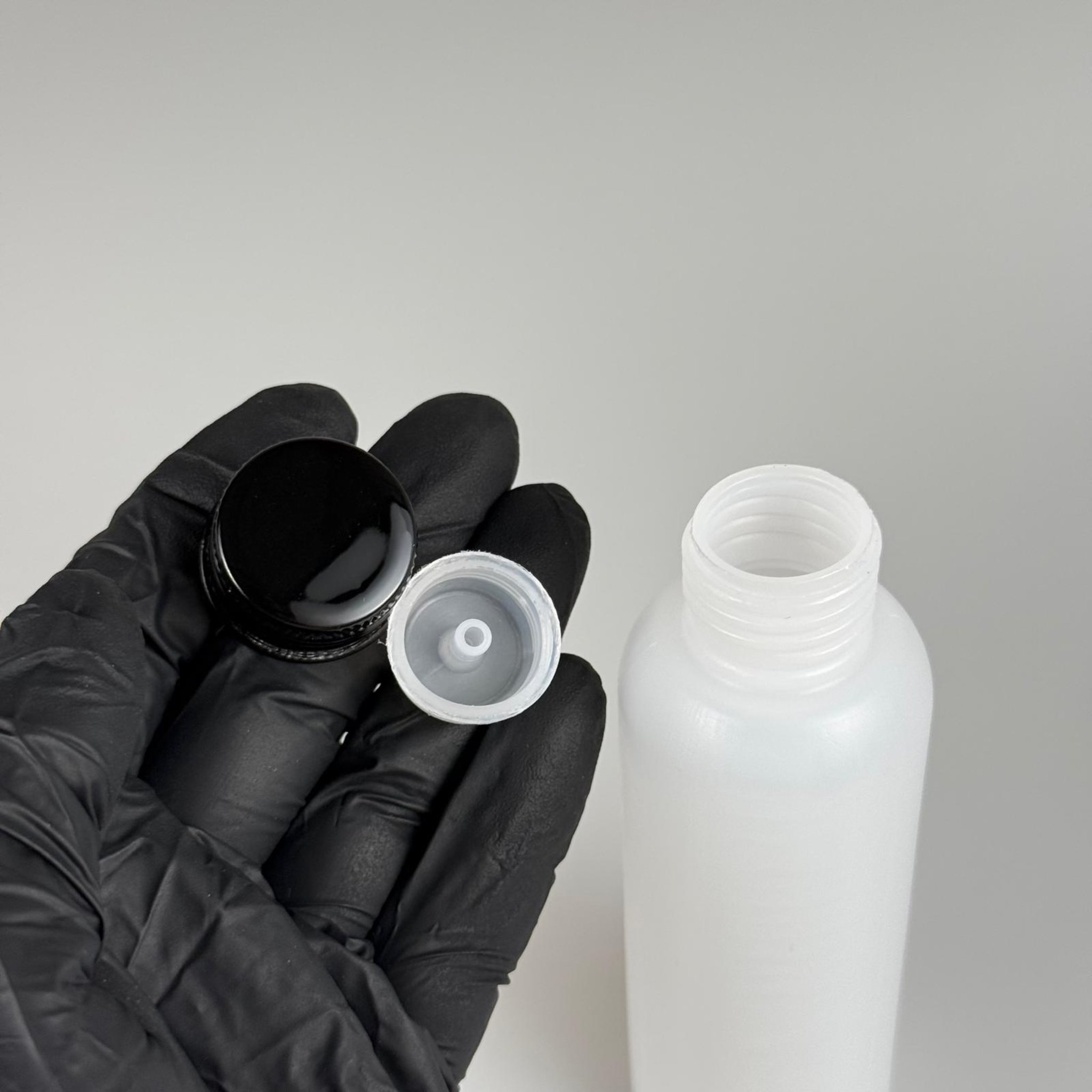 100 CC NATÜREL SERT POLİETİLEN ASETON ŞİŞESİ ( 24 MM ) + KÖPÜK CONTALI SİYAH METAL ALÜMİNYUM KAPAKLI + KOLONYA TIPALI TAKIM - 100 ML KAPAKLI PLASTİK ASETON ŞİŞELERİ