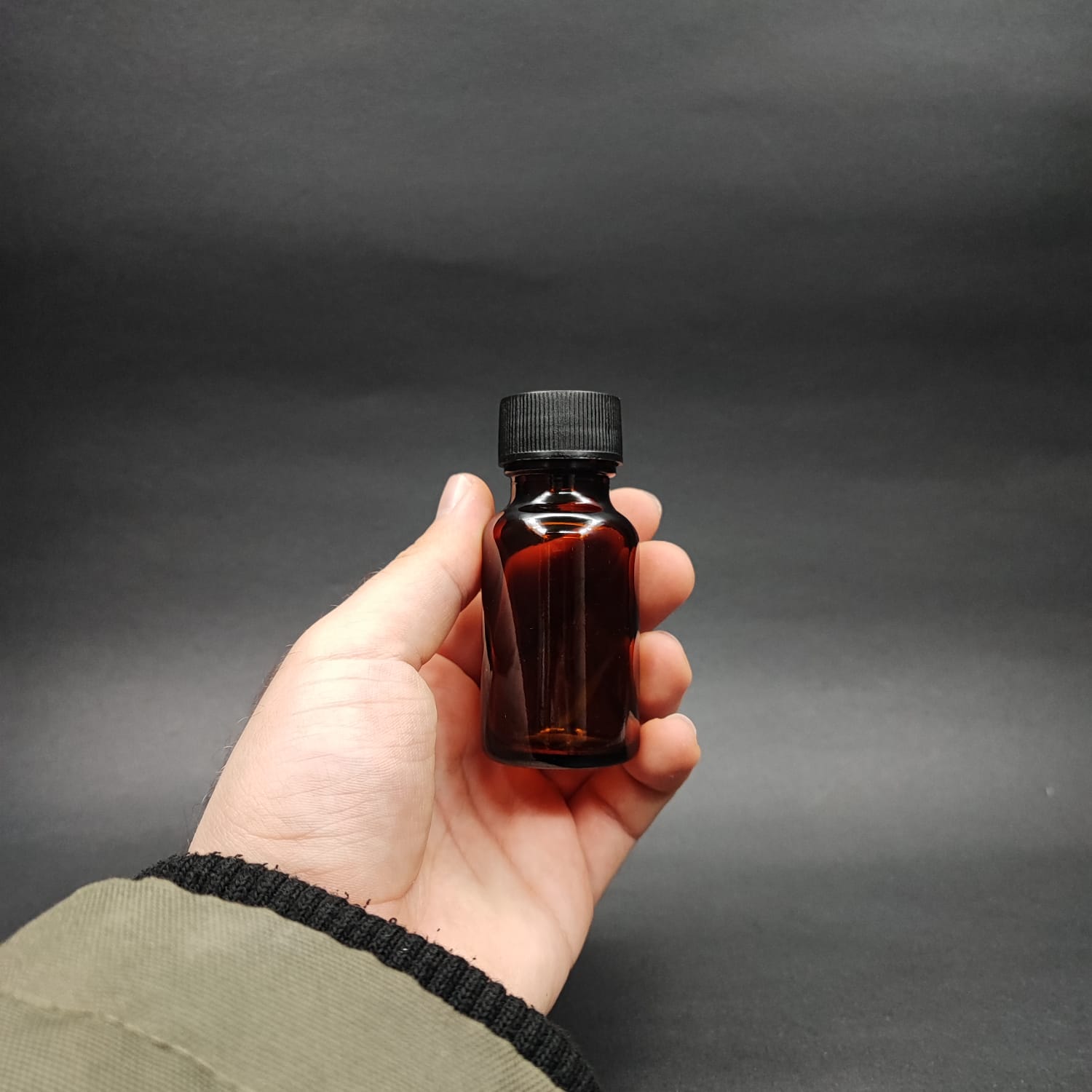 30 ML DOLUMU KOLAY, GENİŞ AĞIZLI İÇTEN DAMLALIKLI ŞİŞE (25 MM AĞIZ)  - 30 CC SİYAH CONTALI KAPAKLI İÇTEN DAMLALIKLI CAM ECZA ŞİŞESİ - AMBER KAHVERENGİ