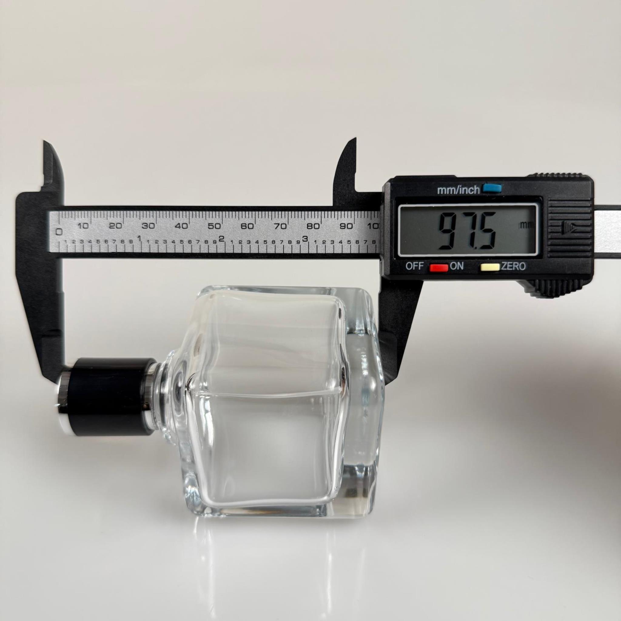 100 ML KARE MODEL LURA PARFÜM ŞİŞESİ - GÜMÜŞ METAL SPREYLİ + GÜMÜŞ SİYAH KAPAKLI (AĞIZ 15 MM GEÇME KOLAY KAPAMA)