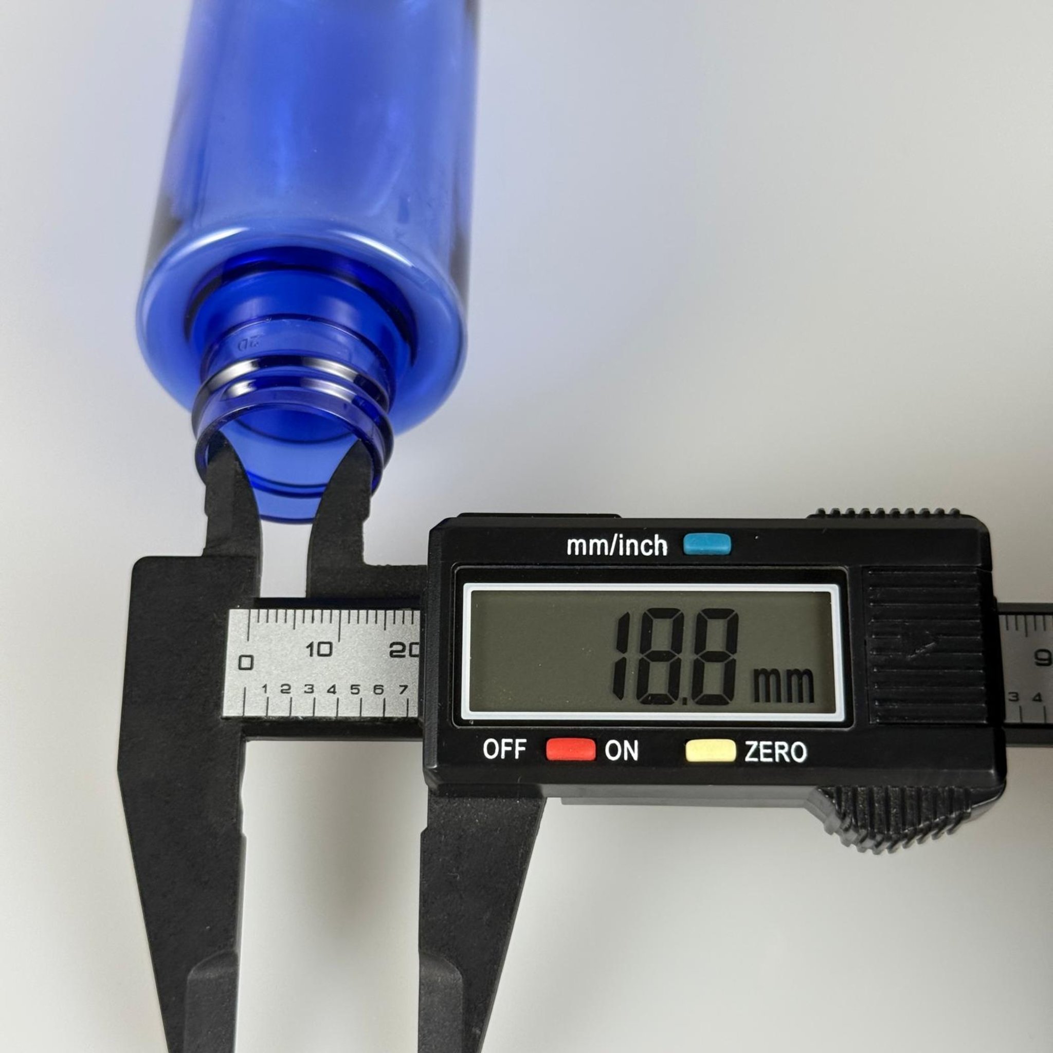 100 CC SİLİNDİR KESKİN KÜT MODEL SERT (17 GR) PET ŞİŞE - KAPAKSIZ - AĞIZ ÇAPI 24 MM - MAVİ