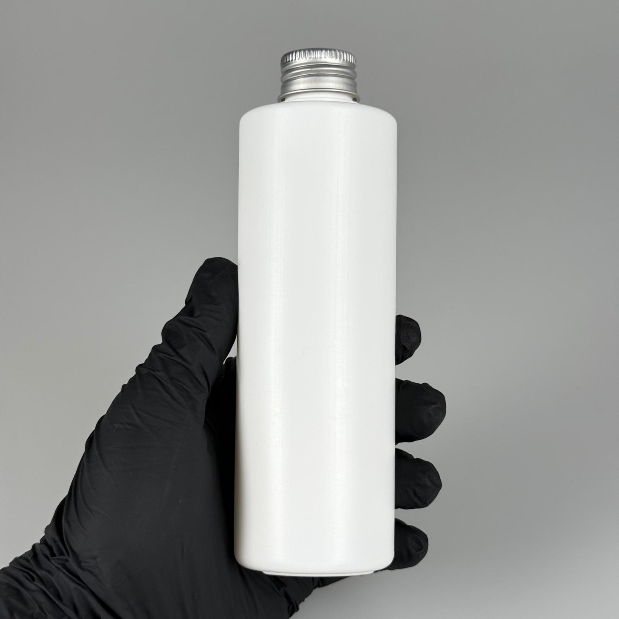 200 CC (SİLME 250 CC) BEYAZ SİLİNDİR MODEL MAT SERT POLİETİLEN ASETON ŞİŞESİ (24 AĞIZ) + KÖPÜK CONTALI GÜMÜŞ METAL ALÜMİNYUM KAPAKLI TAKIM - 200 ML KAPAKLI BEYAZ PLASTİK ŞİŞELER