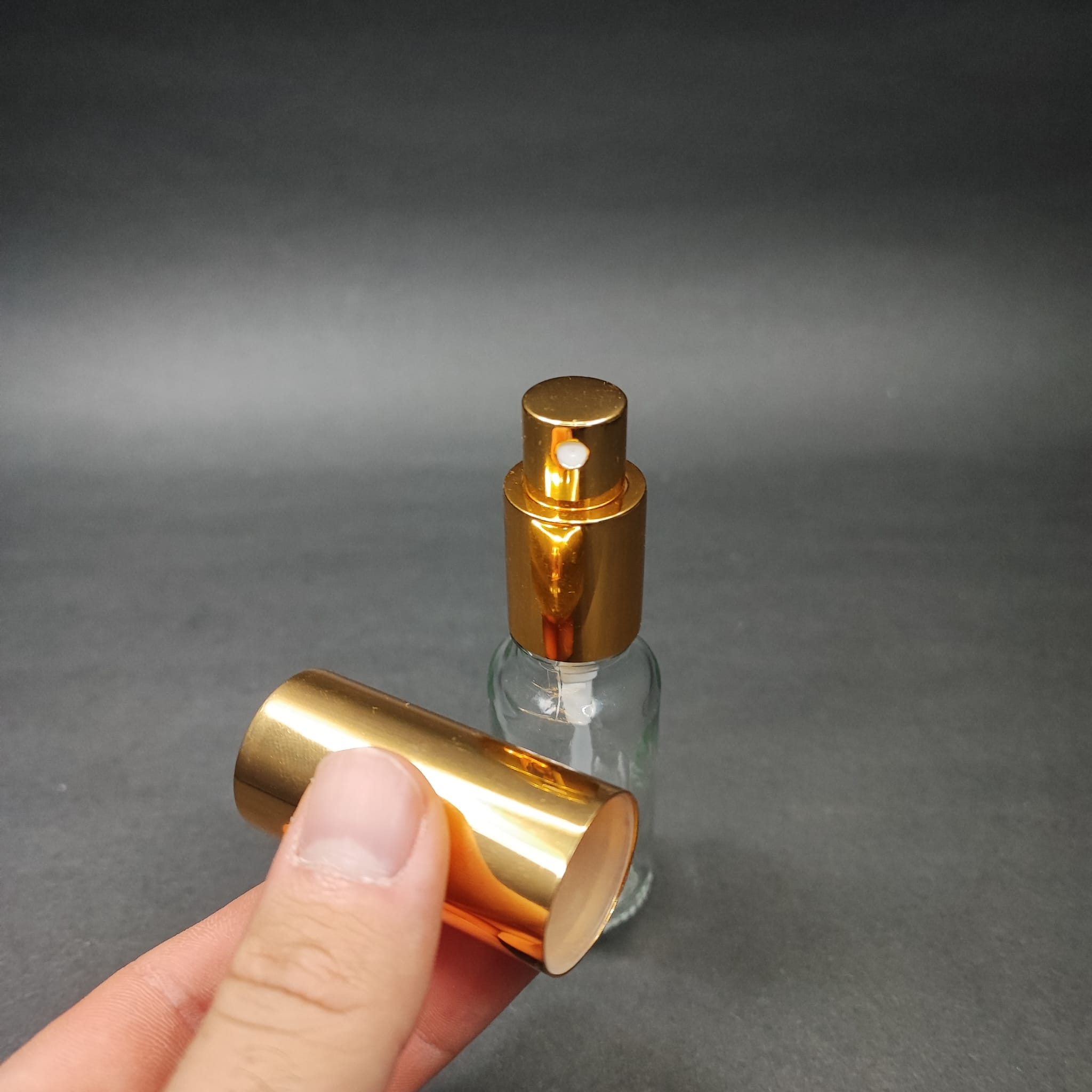 20 ML LÜKS VİDALI VALF ÇEVİRME PARFÜM ŞİŞELERİ - 20 CC ŞEFFAF CAM ŞİŞE - GOLD METAL SPREYLİ KAPAKLI SET