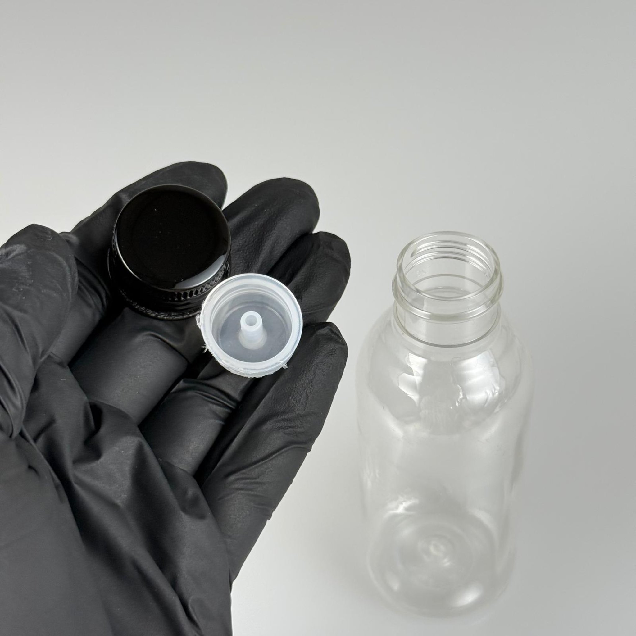 100 CC SİLİNDİR OVAL MODEL ŞEFFAF SERT PET ŞİŞE (24 AĞIZ) + KÖPÜK CONTALI SİYAH METAL ALÜMİNYUM KAPAK + KOLONYA TIPALI TAKIM - 100 ML KAPAKLI KALIN PLASTİK ŞEFFAF ŞİŞELER