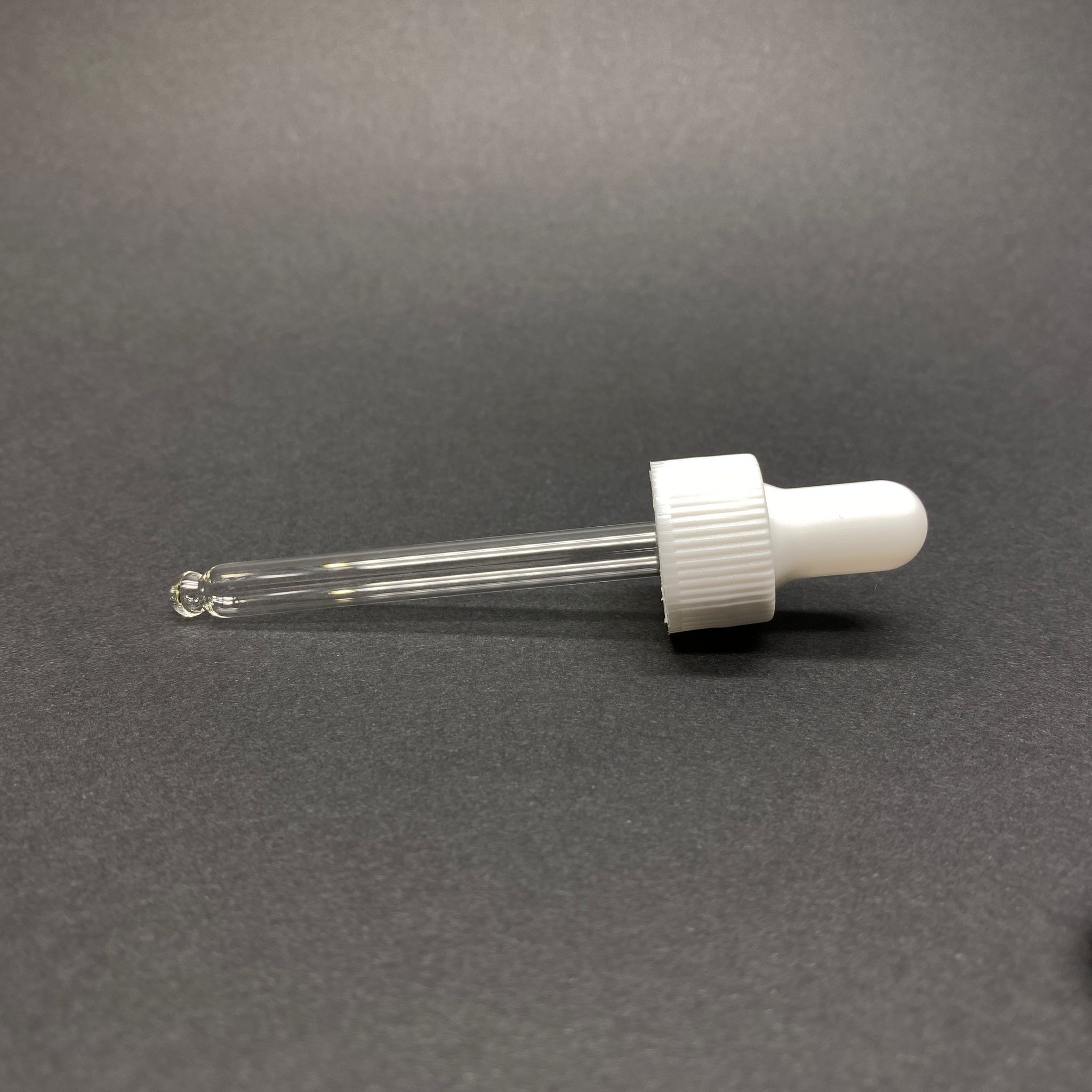 18 MM CAM DAMLALIK TAKIM - PARLAK BEYAZ EMZİK+DELİKLİ BEYAZ PLASTİK KAPAK+CAM PİPET - 30 CC DROPPER ŞİŞELER İÇİN