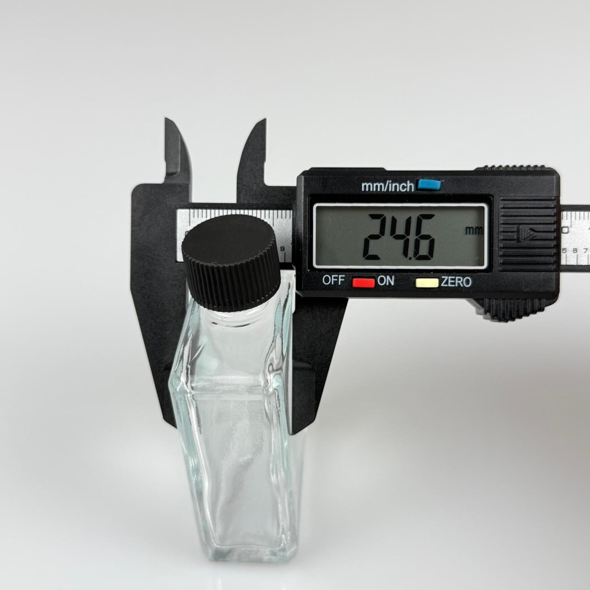 40 CC YASSI DİKDÖRTGEN KÖŞELİ KISA CAM ŞİŞE - SİYAH PLASTİK KAPAKLI KOLONYA TIPALI - 40 ML PRESTİJLİ ŞİŞE