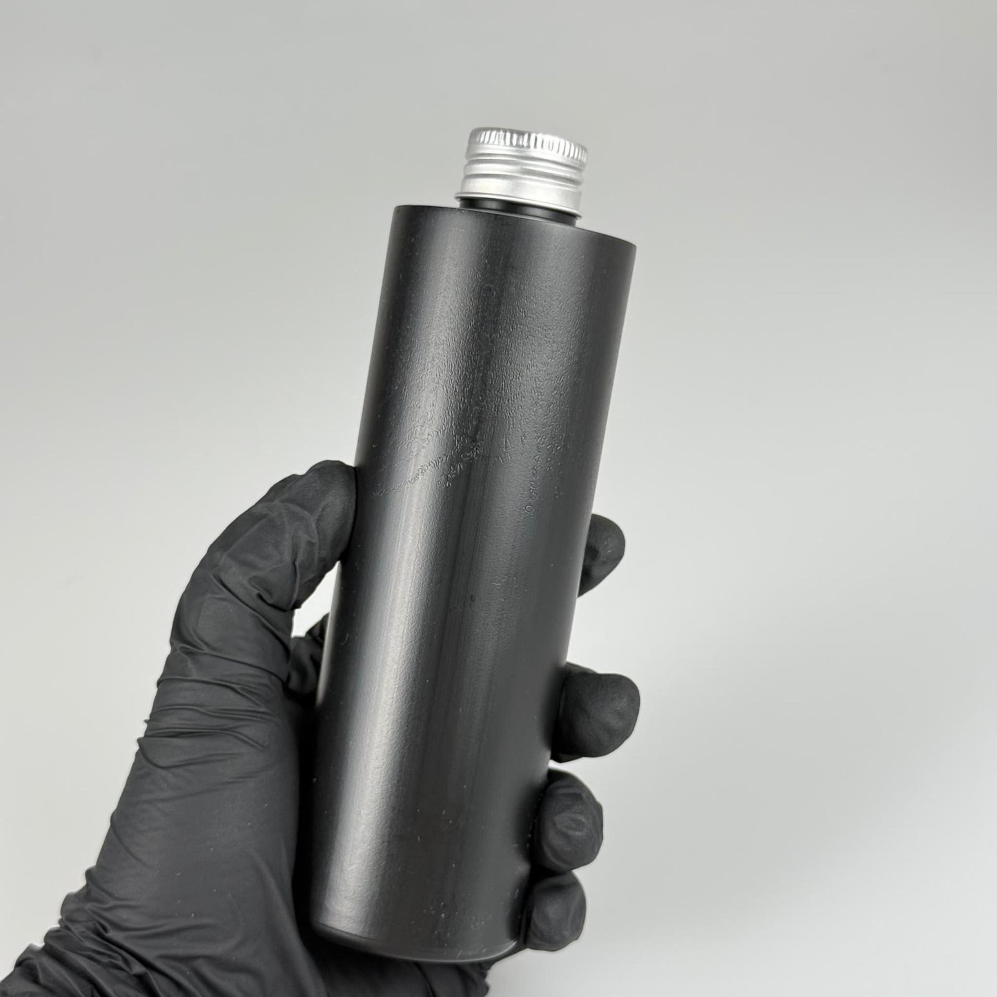 250 CC SİYAH SİLİNDİR MODEL MAT SERT POLİETİLEN ASETON ŞİŞESİ (24 AĞIZ) + KÖPÜK CONTALI GÜMÜŞ METAL ALÜMİNYUM KAPAK TAKIM - 250 ML KAPAKLI POLİETİLEN ŞİŞELER