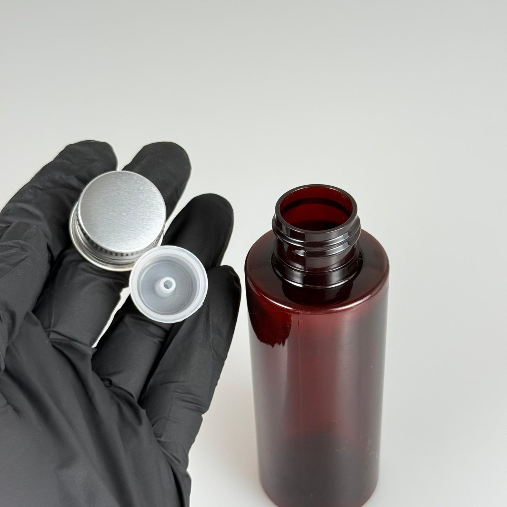 100 CC AMBER SİLİNDİR KESKİN KÜT MODEL SERT PET ŞİŞE (17 GR - 24 AĞIZ ) + KÖPÜK CONTALI GÜMÜŞ METAL ALÜMİNUM KAPAKLI + KOLONYA TIPALI TAKIM - 100 ML KAPAKLI AMBER PLASTİK ŞİŞELER
