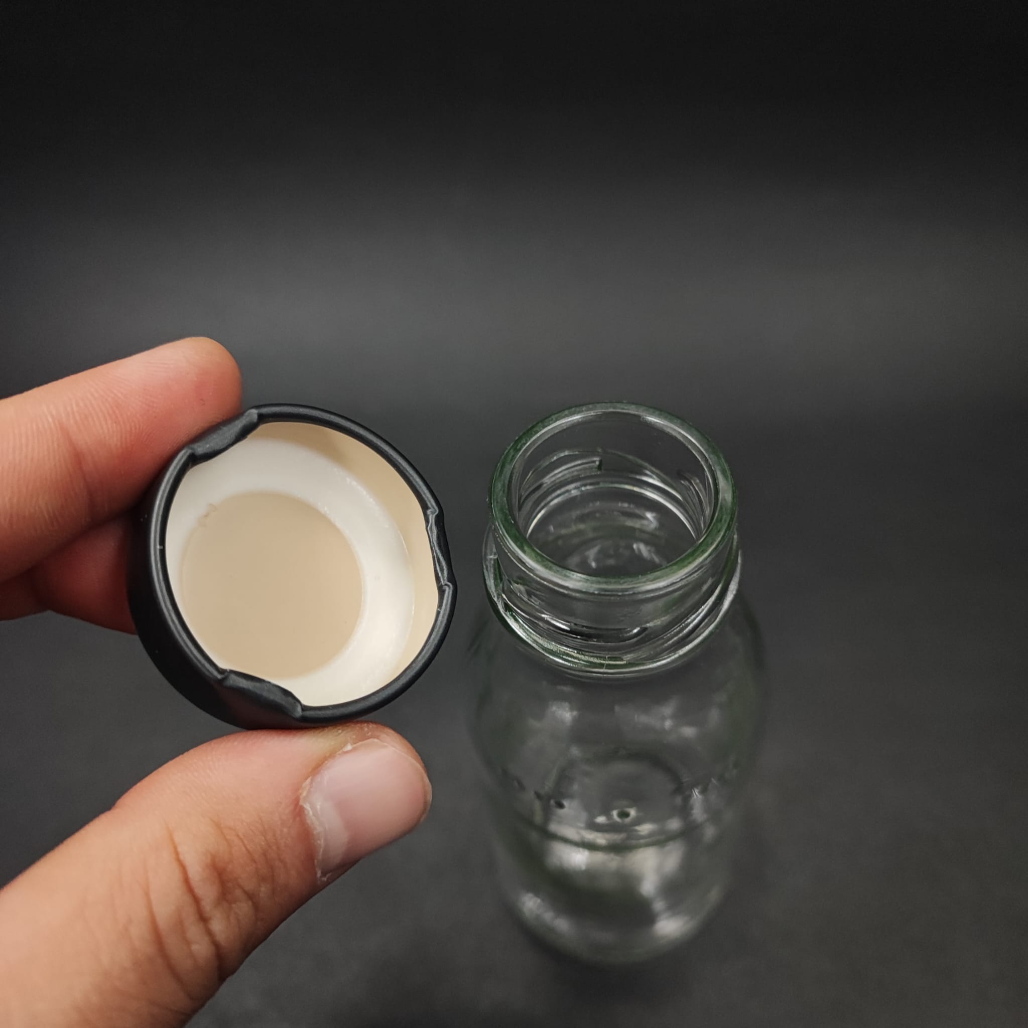 100 CC CAM ŞİŞE ŞİŞE (SİLME 133 CC ÇİZGİYE KADAR 90 CC) - SİYAH METAL KAPAKLI (SICAK DOLUMA, KONSERVEYE UYGUN) - 100 ML GENİŞ AĞIZLI CAM ŞİŞE