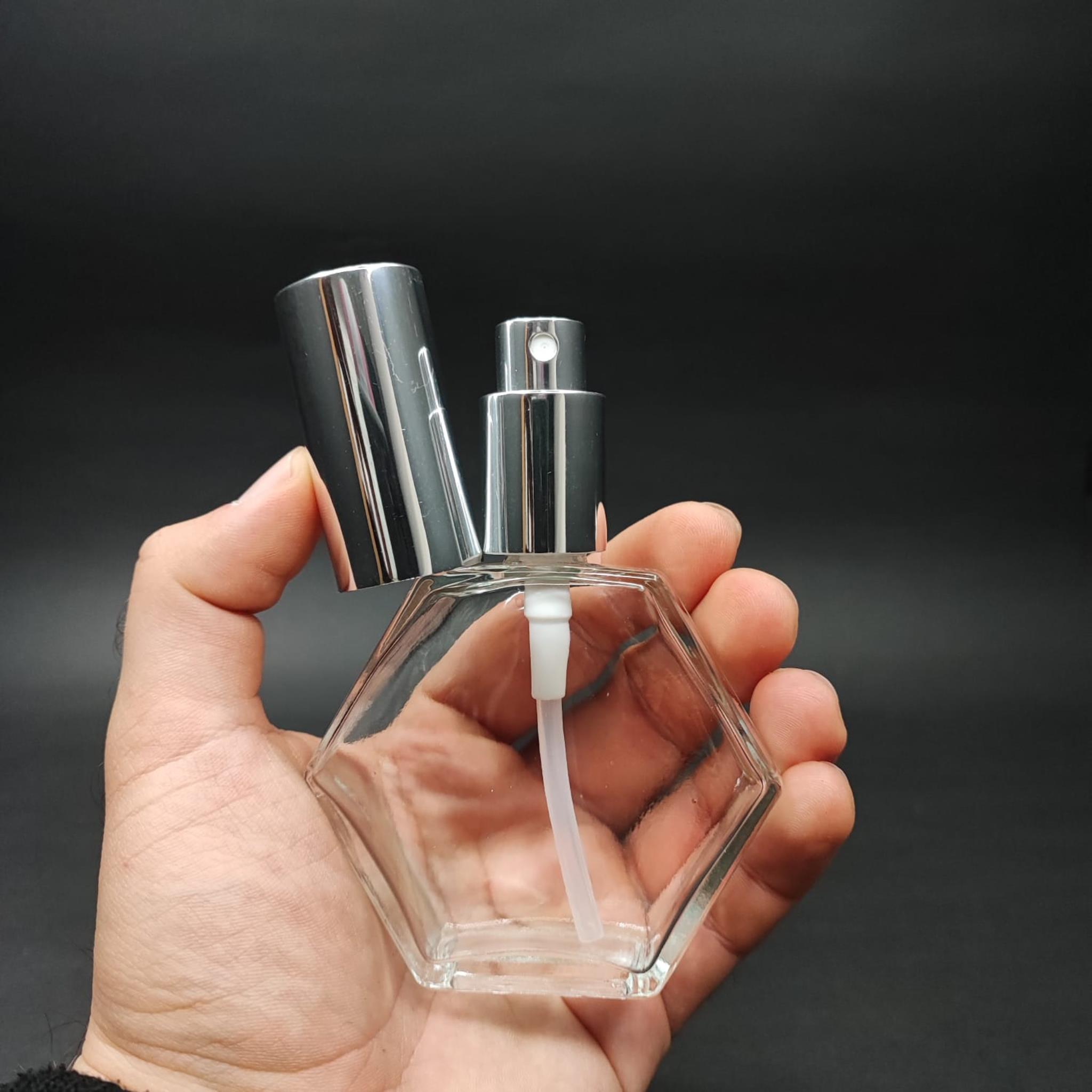 50 ML LÜKS VİDALI VALF ÇEVİRME PARFÜM ŞİŞELERİ - 50 CC ALTIGEN ŞEFFAF CAM ŞİŞE - GÜMÜŞ METAL SPREYLİ KAPAKLI SET