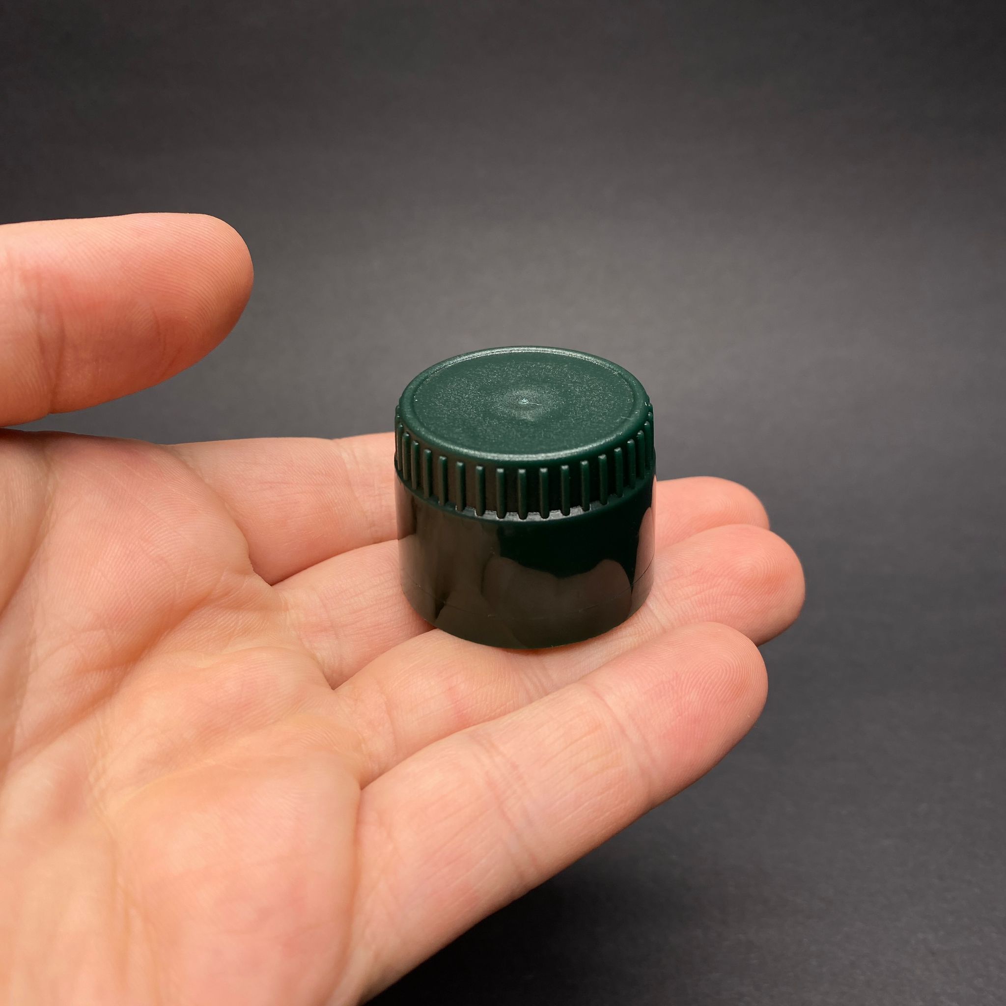 31 MM VİDALI KİLİTLİ YEŞİL PLASTİK KAPAK - AKITICILI (ZEYTİNYAĞ KAPAK - AKITICILI)  - 31,5/24 DROP STOP PLASTİK KAPAK