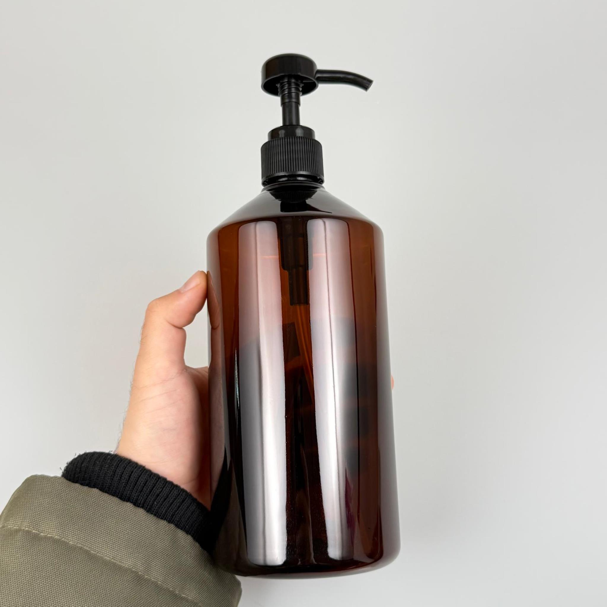 1000 CC AMBER KAHVERENGİ PET KÜT MODEL ŞİŞE - SİYAH DOZAJ POMPALI (HER BASMADA 4 CC SIVI ATAR)  - 1000 ML POMPALI ŞİŞE - ŞURUP, ŞAMPUAN, KREM GİBİ YOĞUN KIVAMLI SIVILARDA KULLANILIR