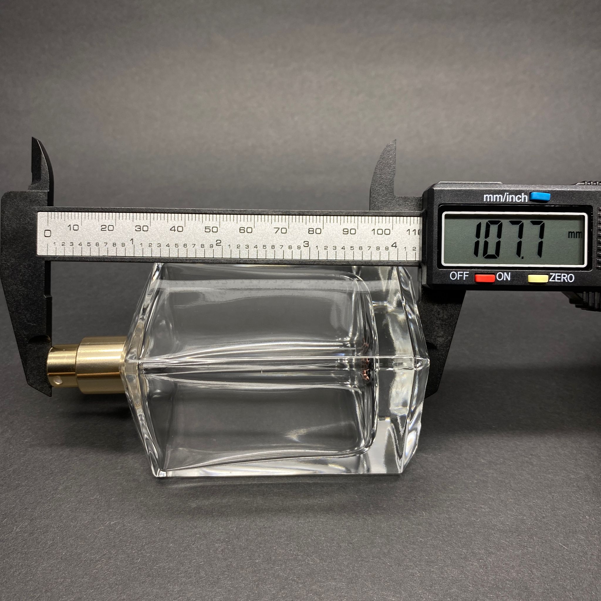 100 ML KÖŞELİ KONİK MODEL PRİZMA PARFÜM ŞİŞESİ - GOLD METAL SPREYLİ (AĞIZ 15 MM GEÇME KOLAY KAPAMA)