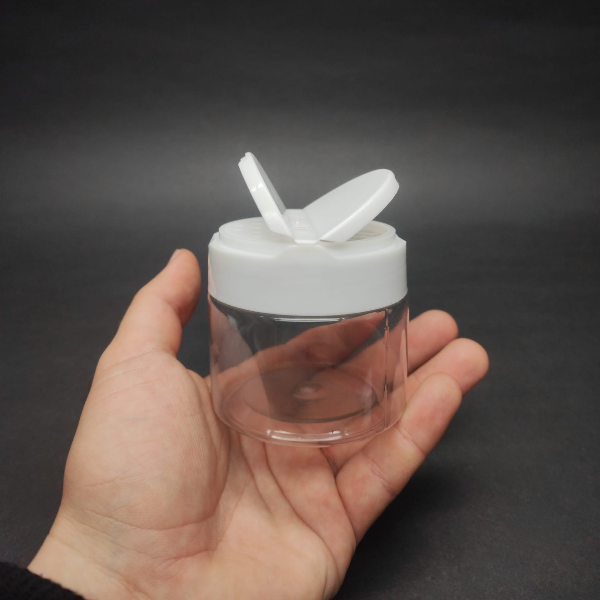 100 CC PET BAHARAT KAVANOZU - BEYAZ FLİPTOP BAHARAT KAPAKLI + SIZDIRMAZ KENDİNDEN YAPIŞKANLI KÖPÜK CONTALI -  toz kavanozu , baharat ambalajı , boş pudra şişesi . tuzluk , baharat düzenleyici set için kavanoz