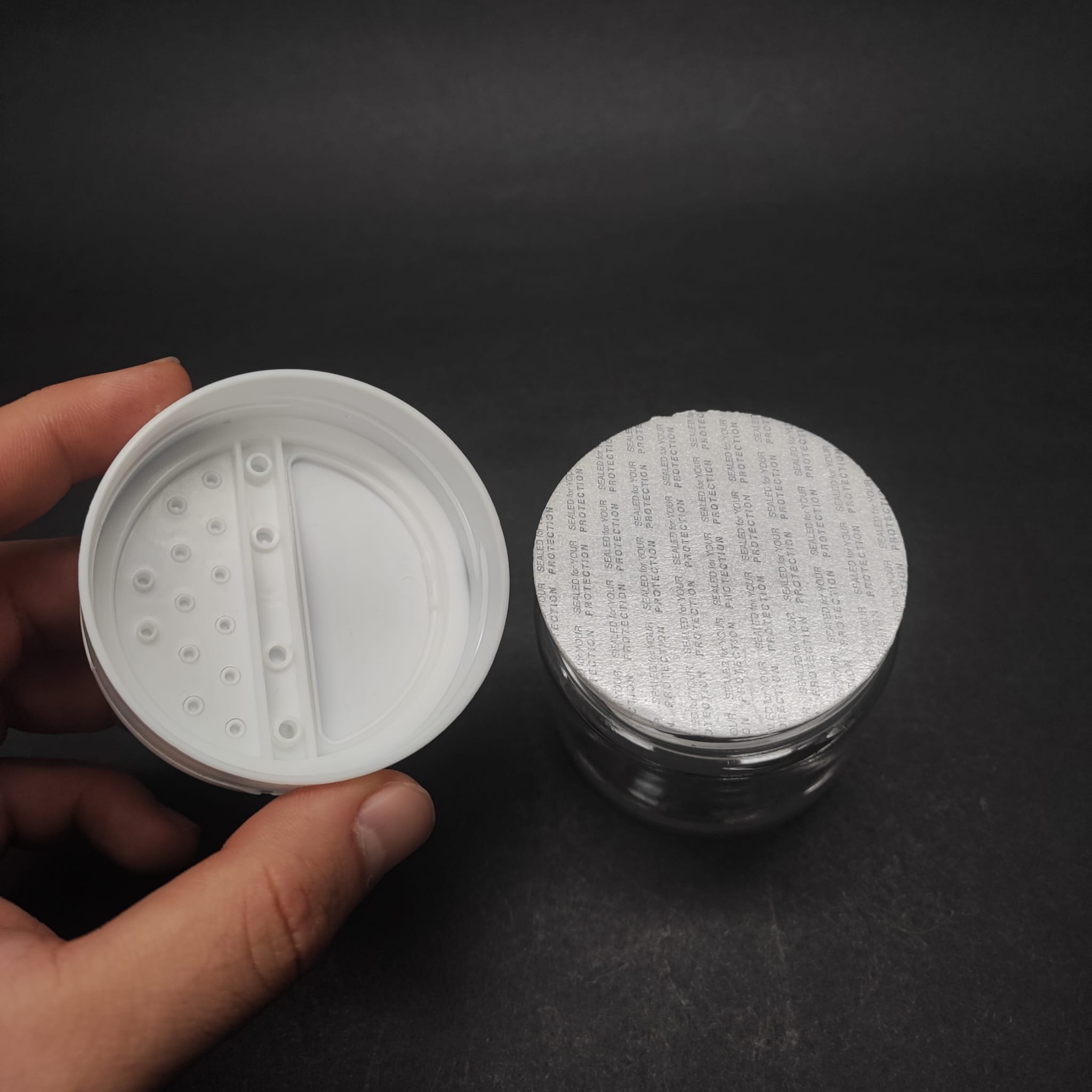 100 CC PET BAHARAT KAVANOZU - BEYAZ FLİPTOP BAHARAT KAPAKLI + SIZDIRMAZ KENDİNDEN YAPIŞKANLI KÖPÜK CONTALI -  toz kavanozu , baharat ambalajı , boş pudra şişesi . tuzluk , baharat düzenleyici set için kavanoz