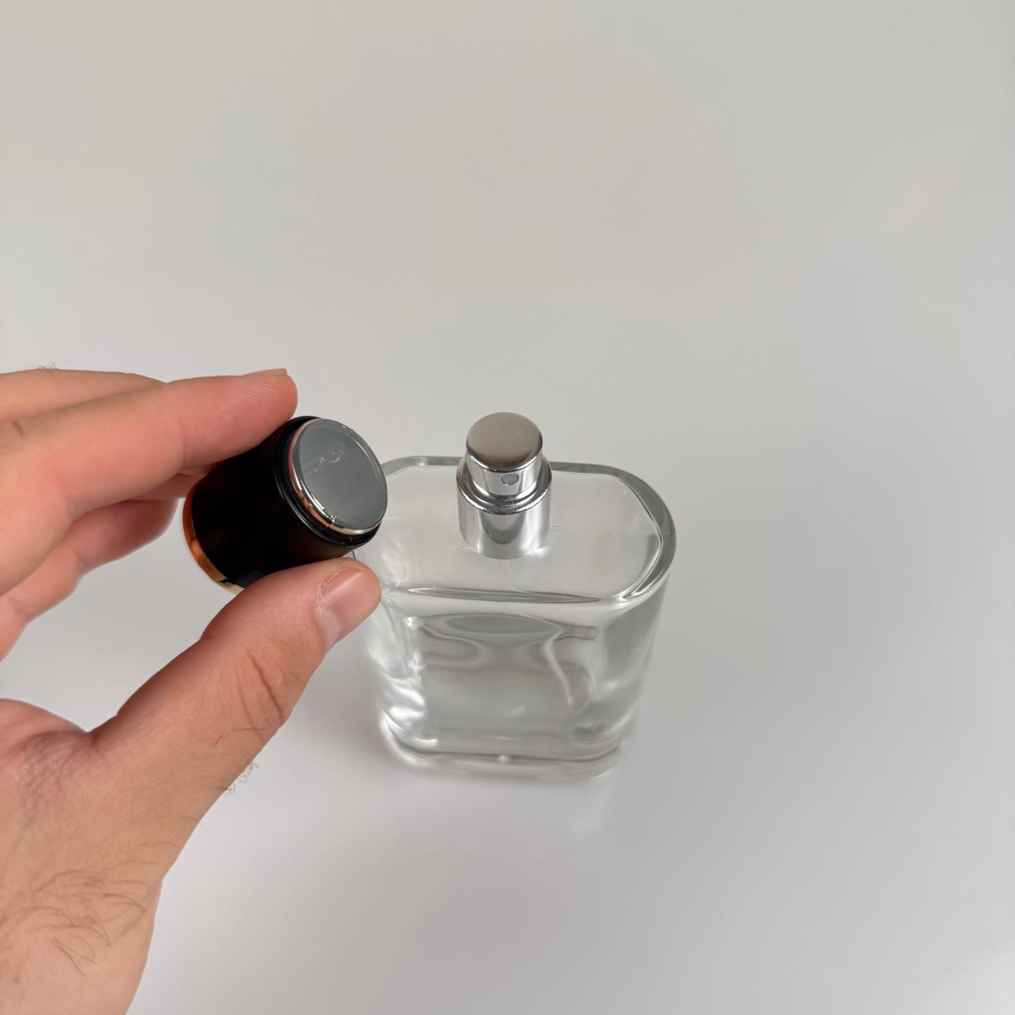 100 ML YASSI MODEL CEO PARFÜM ŞİŞESİ - GÜMÜŞ METAL SPREYLİ + GOLD SİYAH KAPAKLI (AĞIZ 15 MM GEÇME KOLAY KAPAMA)