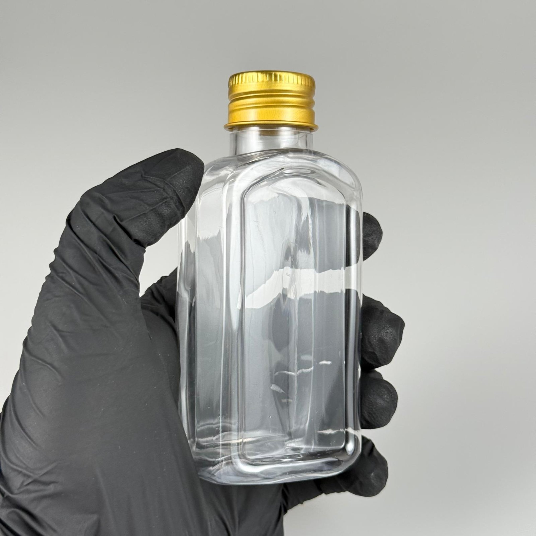 100 CC YASSI KÖŞELİ MODEL ŞEFFAF PET ŞİŞE (24 AĞIZ) + KÖPÜK CONTALI GOLD METAL ALÜMİNYUM KAPAK + KOLONYA TIPALI TAKIM - 100 ML KAPAKLI PLASTİK ŞİŞELER