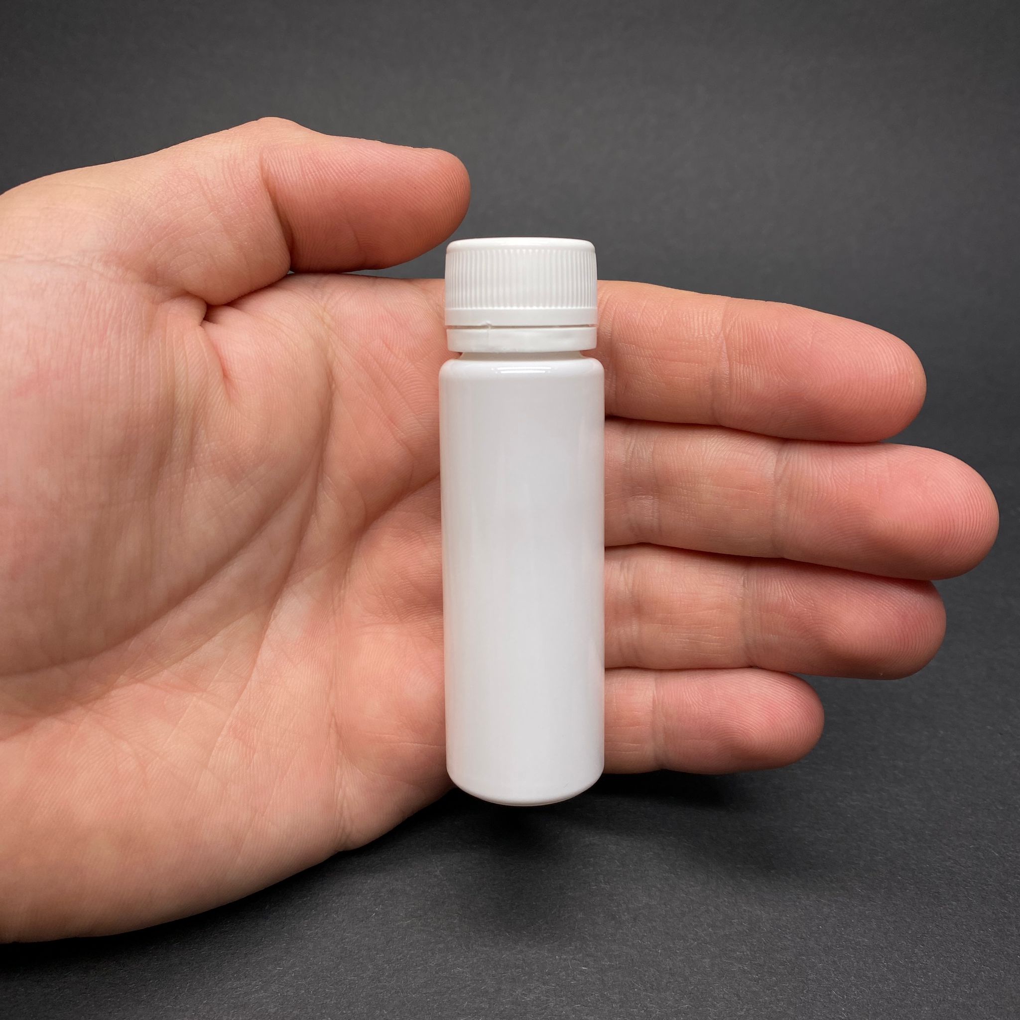 20 CC PET SHOT ŞİŞESİ  - KİLİTLİ BEYAZ KAPAKLI KOLAJEN ŞİŞESİ - 20 ML PLASTİK ŞİŞE - BEYAZ (KİLİTLİ KAPAK SERTÇE BASTIRARAK KAPANIR)