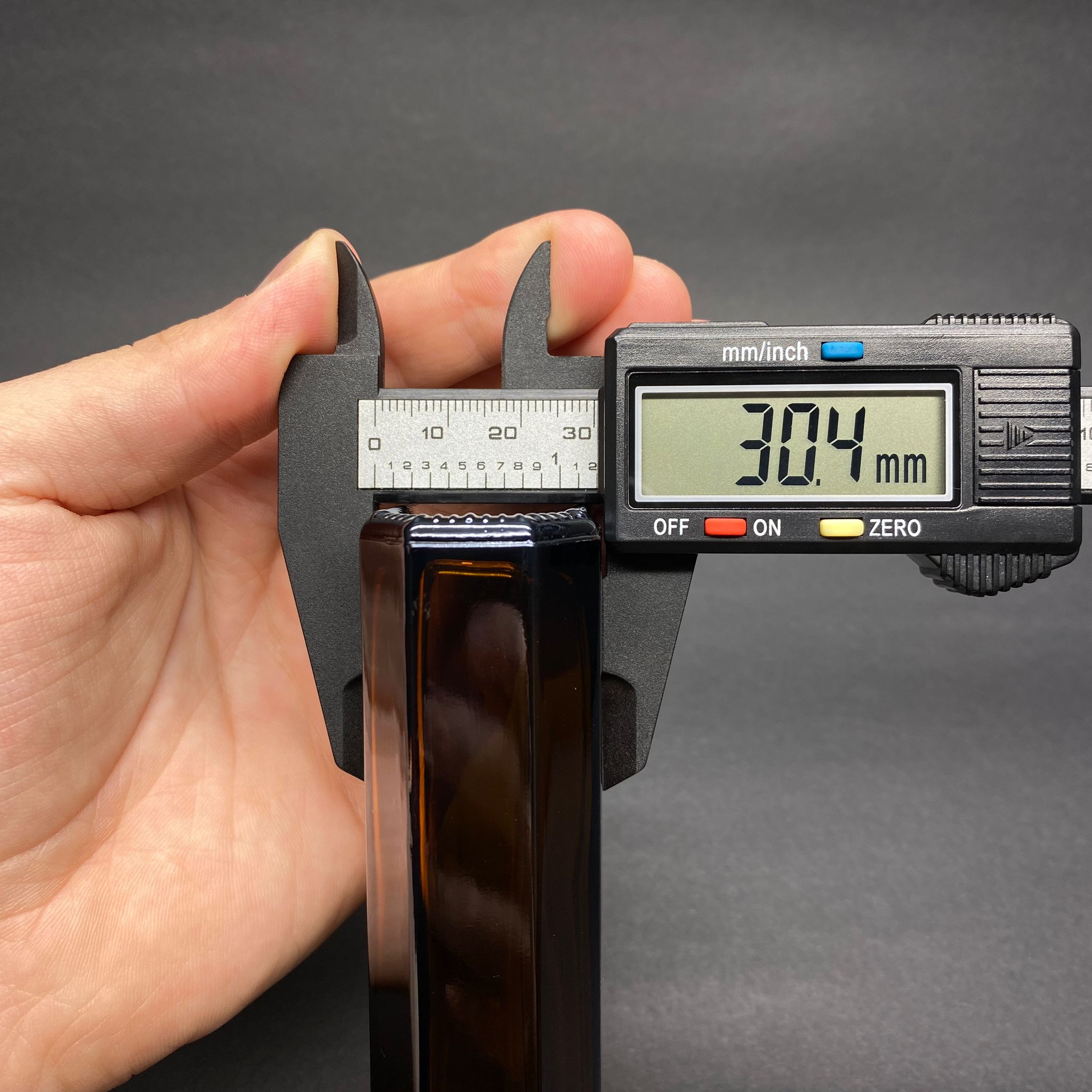 100 CC AMBER YASSI CAM ŞİŞE - SİYAH ASANSÖR AKITICILI KAPAKLI - 100 ML KAHVERENGİ YASSI MODEL CAM ŞİŞE