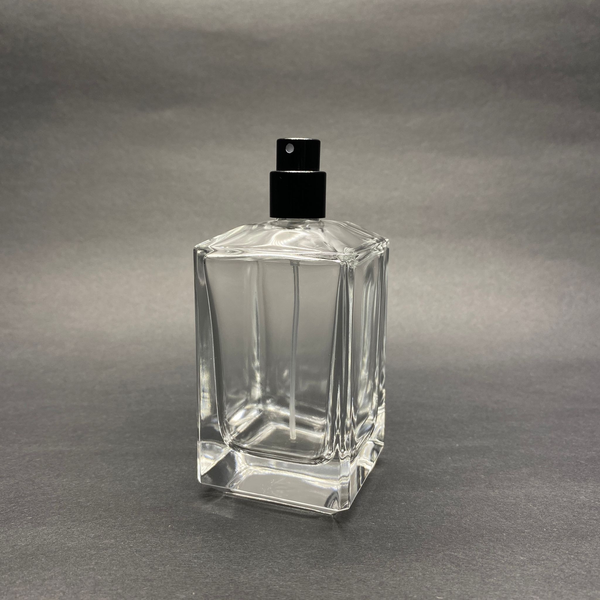 100 ML KÖŞELİ KONİK MODEL PRİZMA PARFÜM ŞİŞESİ - SİYAH METAL SPREYLİ (AĞIZ 15 MM GEÇME KOLAY KAPAMA)