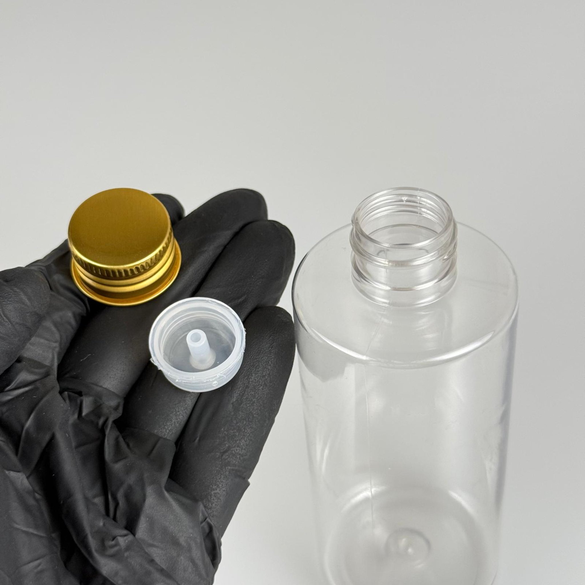 200 CC ŞEFFAF SİLİNDİR KESKİN KÜT MODEL SERT PLASTİK ŞİŞE ŞİŞE ( 25 GR - 24 AĞIZ ) + KÖPÜK CONTALI GOLD METAL ALÜMİNYUM KAPAKLI + KOLONYA TIPALI TAKIM - 200 CC KAPAKLI ŞEFFAF PET ŞİŞELER