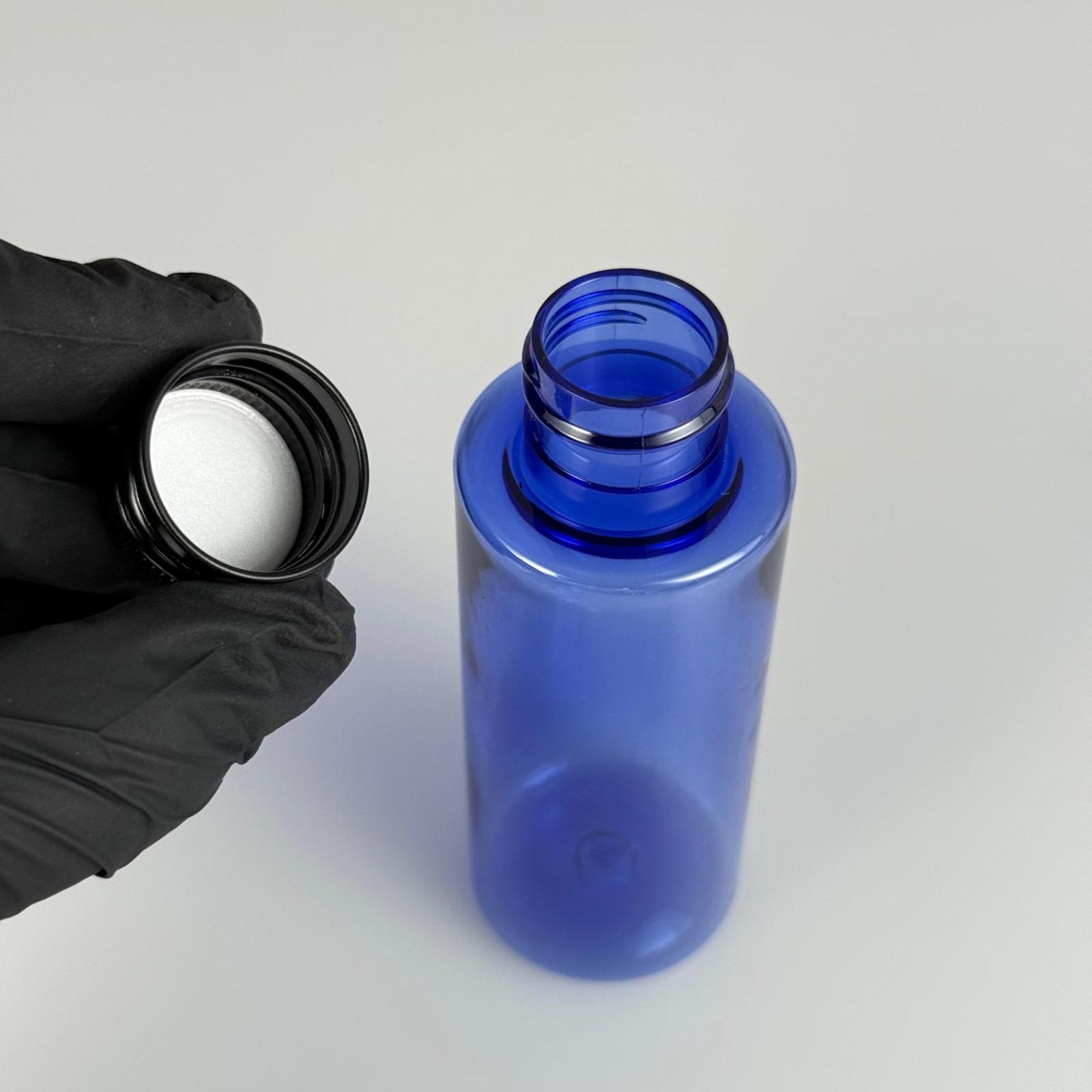 100 CC MAVİ SİLİNDİR KESKİN KÜT MODEL SERT PET ŞİŞE (17 GR - 24 AĞIZ ) + KÖPÜK COMTALI SİYAH METAL ALÜMİNYUM KAPAK TAKIM - 100 ML KAPAKLI MAVİ PET ŞİŞELER