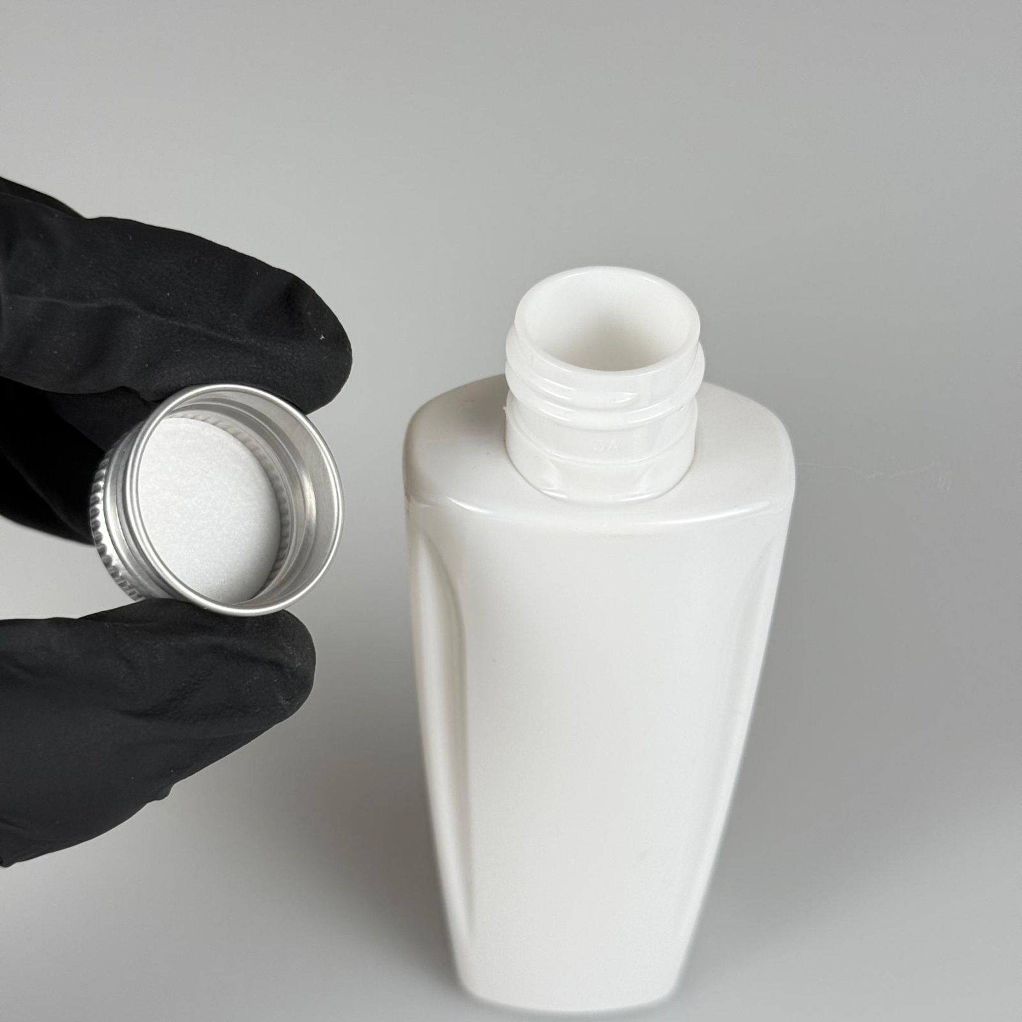 100 CC BEYAZ SERT PET ŞİŞE (LOREAL PARİS MODEL) 24 AĞIZ + KÖPÜK CONTALI GÜMÜŞ METAL ALÜMİNYUM KAPAK TAKIM - 100 ML KAPAKLI KOZMETİK PLASTİK ŞİŞELER