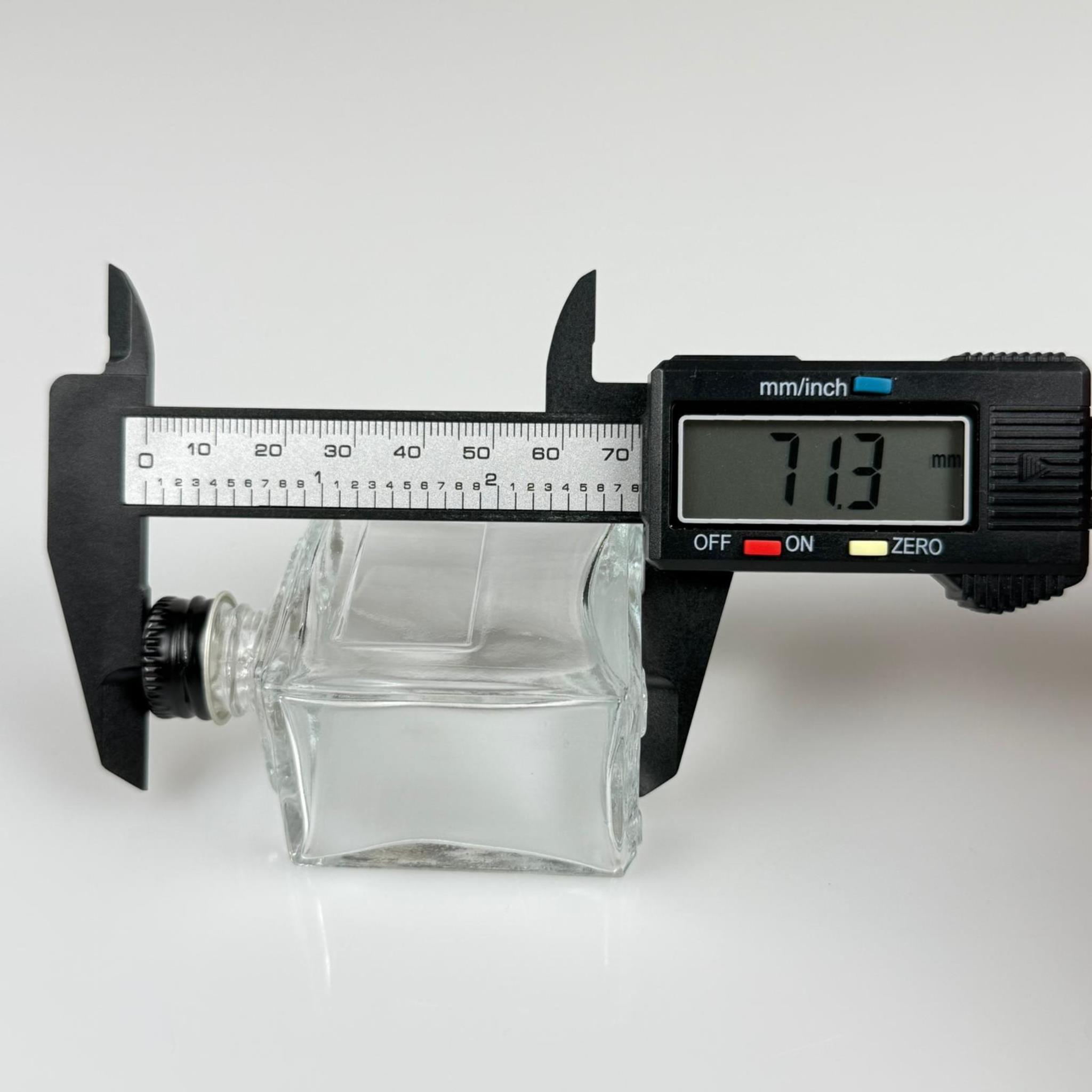 50 CC KÖŞELİ PRİZMA CAM ŞİŞE - GÜMÜŞ METAL KAPAKLI KOLONYA TIPALI - 50 ML PRESTİJLİ ŞİŞE