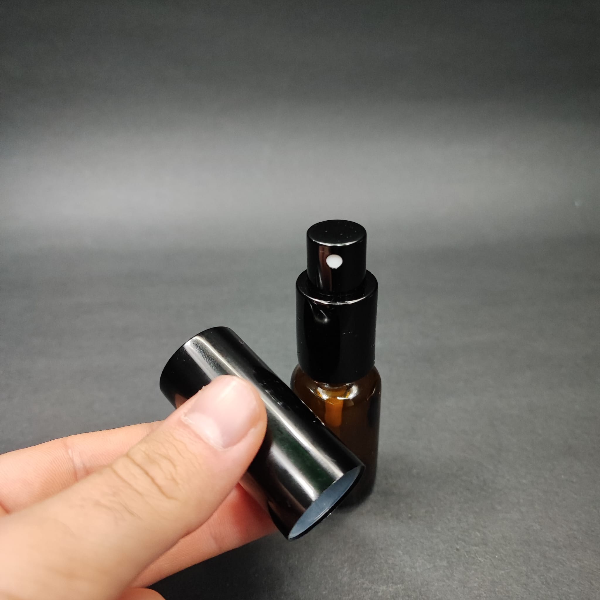 10 ML LÜKS VİDALI VALF ÇEVİRME PARFÜM ŞİŞELERİ - 10 CC AMBER CAM ŞİŞE - SİYAH METAL SPREYLİ KAPAKLI SET