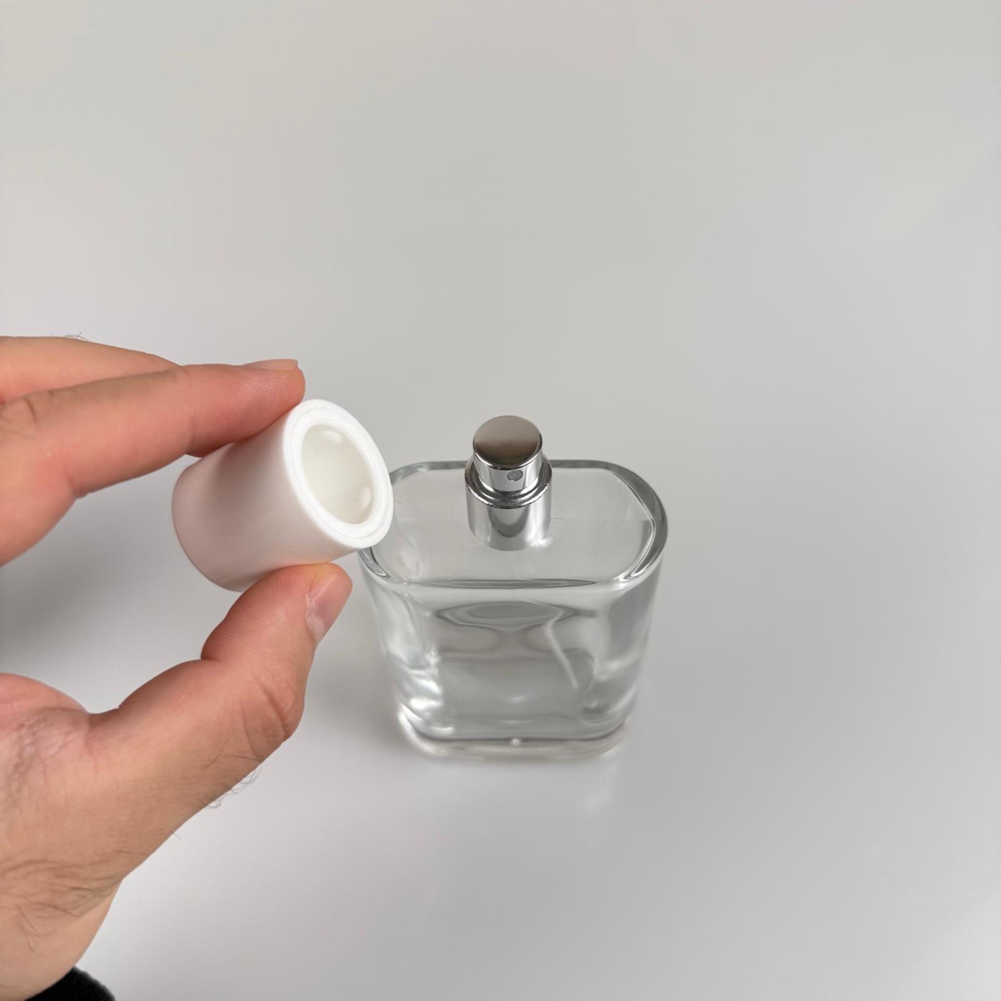 100 ML YASSI MODEL CEO PARFÜM ŞİŞESİ - GÜMÜŞ METAL SPREYLİ + BEYAZ KAPAKLI (AĞIZ 15 MM GEÇME KOLAY KAPAMA)
