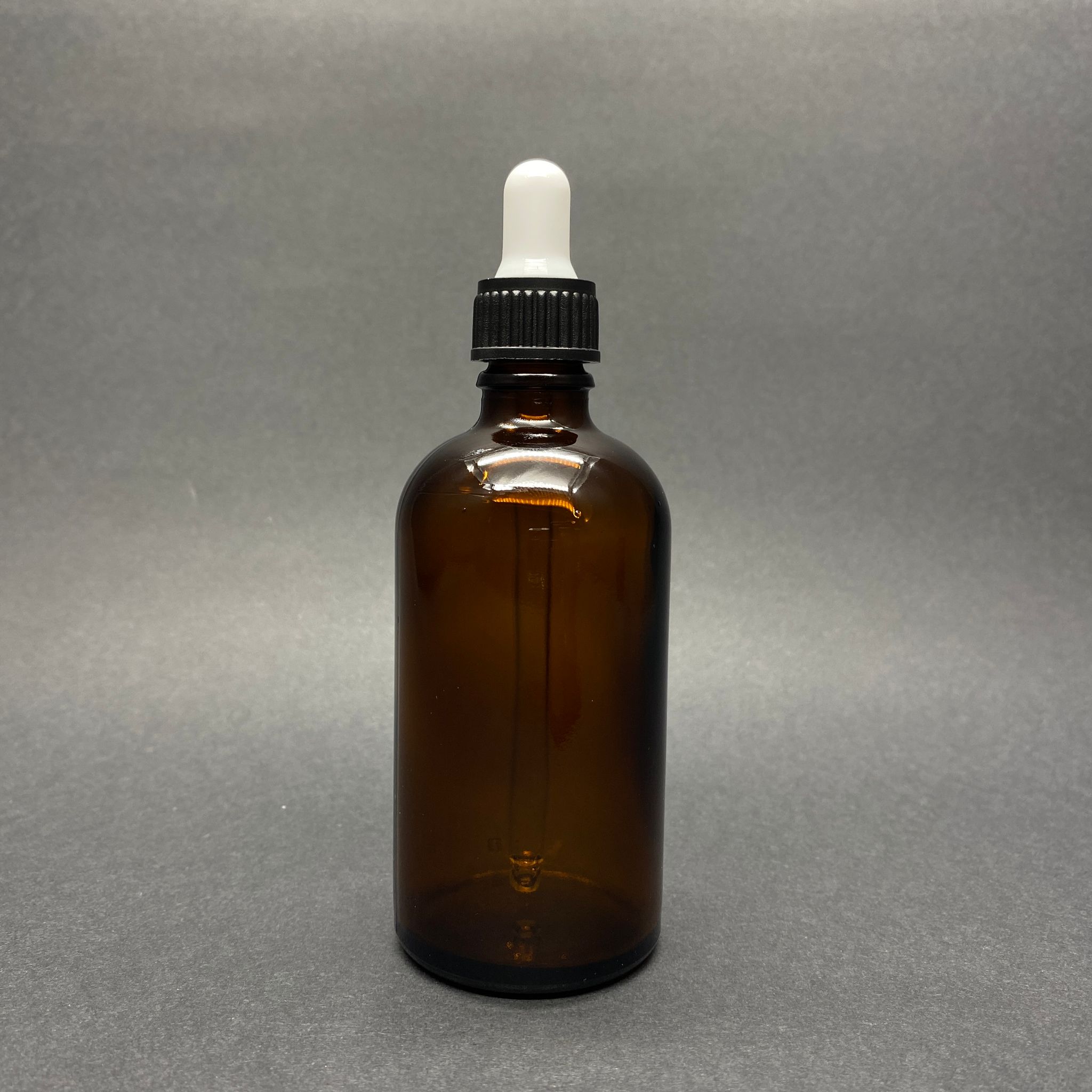 100 CC AMBER CAM DAMLALIKLI ŞİŞE - BEYAZ EMZİK - SİYAH PLASTİK KAPAK - 100 ML KAHVERENGİ CAM DAMLALIKLI ŞİŞE