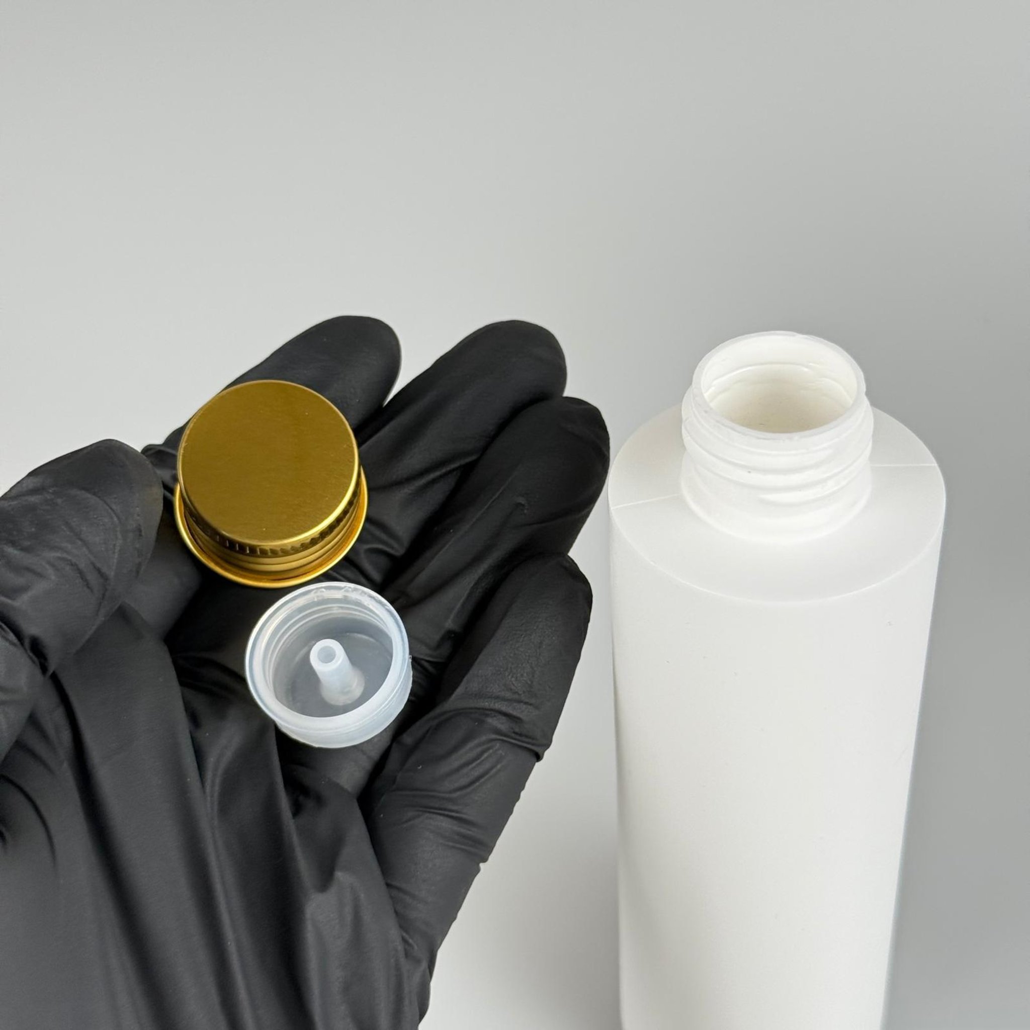 150 CC MAT BEYAZ SERT POLİETİLEN ASETON ŞİŞESİ (24 AĞIZ) + KÖPÜK CONTALI GOLD METAL ALÜMİNYUM KAPAK + KOLONYA TIPALI TAKIM - 150 ML KAPAKLI BEYAZ PLASTİK ŞİŞELER