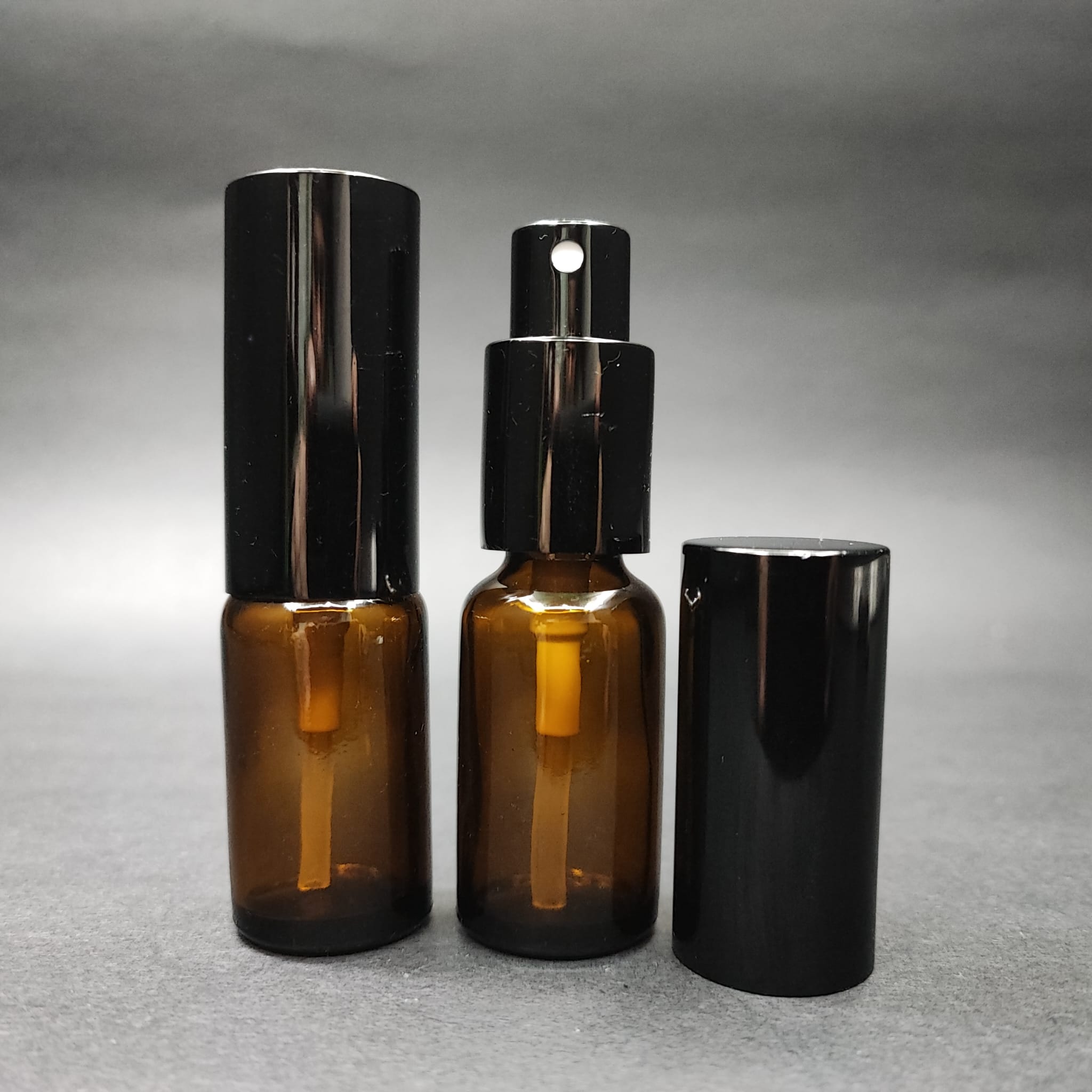 10 ML LÜKS VİDALI VALF ÇEVİRME PARFÜM ŞİŞELERİ - 10 CC AMBER CAM ŞİŞE - SİYAH METAL SPREYLİ KAPAKLI SET