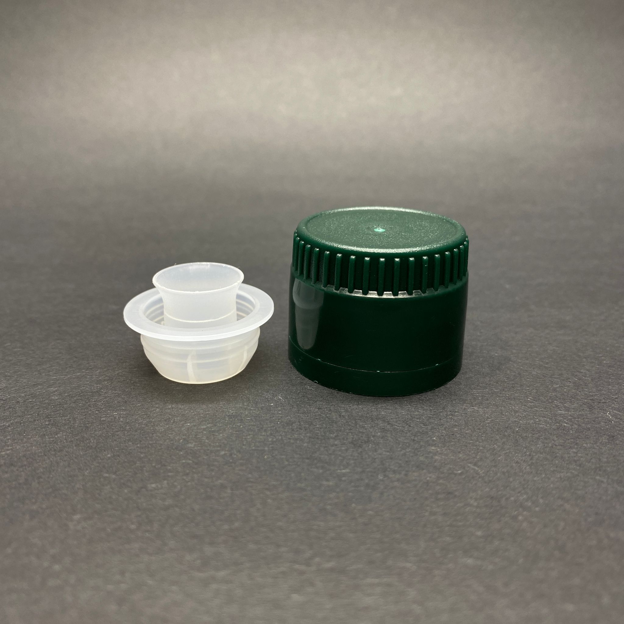 31 MM VİDALI KİLİTLİ YEŞİL PLASTİK KAPAK - AKITICILI (ZEYTİNYAĞ KAPAK - AKITICILI)  - 31,5/24 DROP STOP PLASTİK KAPAK