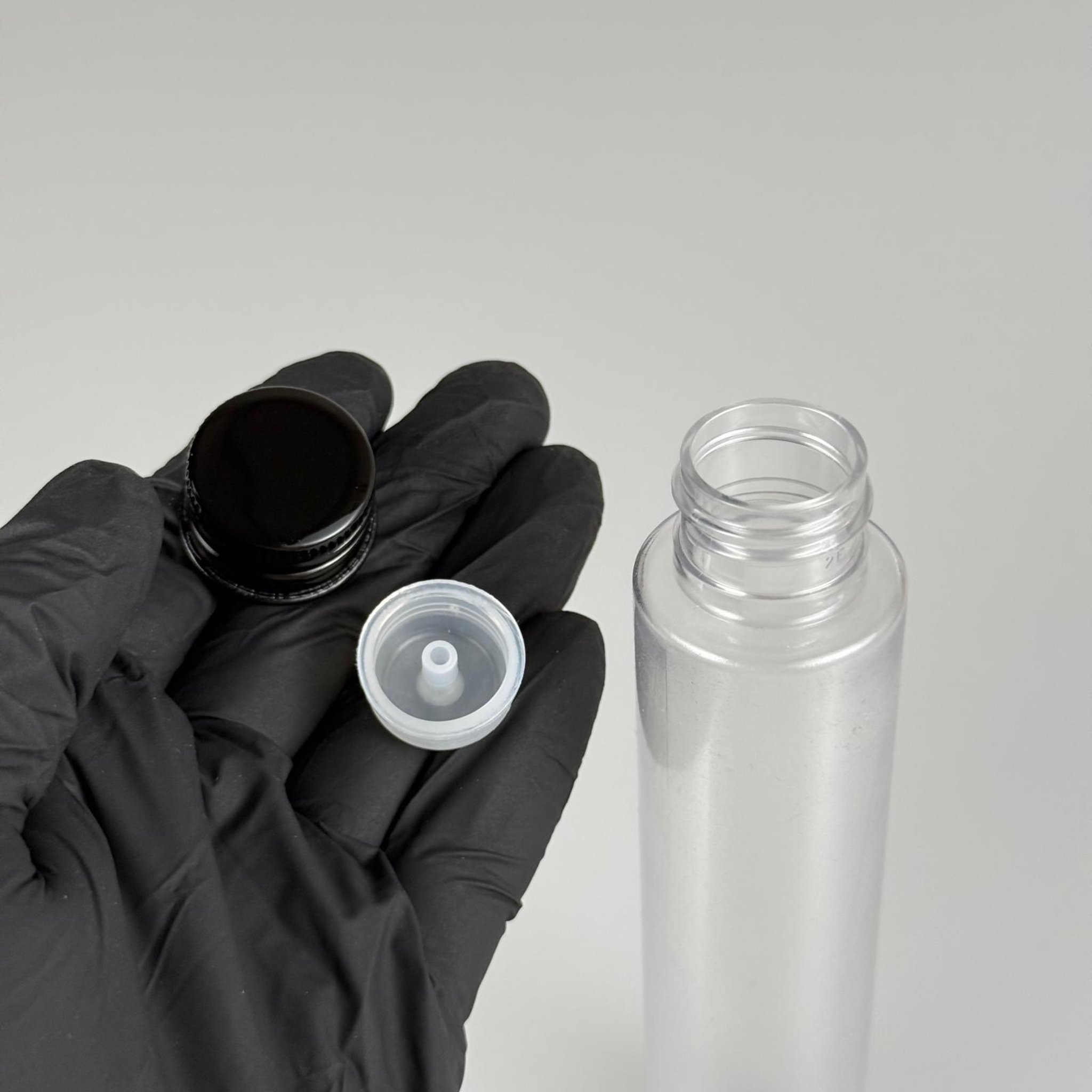 100 CC UZUN SİLİNDİR BUĞULU PET ŞİŞE ( 24 GR - 24 AĞIZ ) + KÖPÜK CONTALI SİYAH METAL ALÜMİNYUM KAPAK + KOLONYA TIPALI TAKIM - 100 ML BİBERİYE SUYU, LAVANTA YAĞI, SAÇ SERUM, TONİK VB İÇİN PLASTİK KOZMETİK AMBALAJLARI