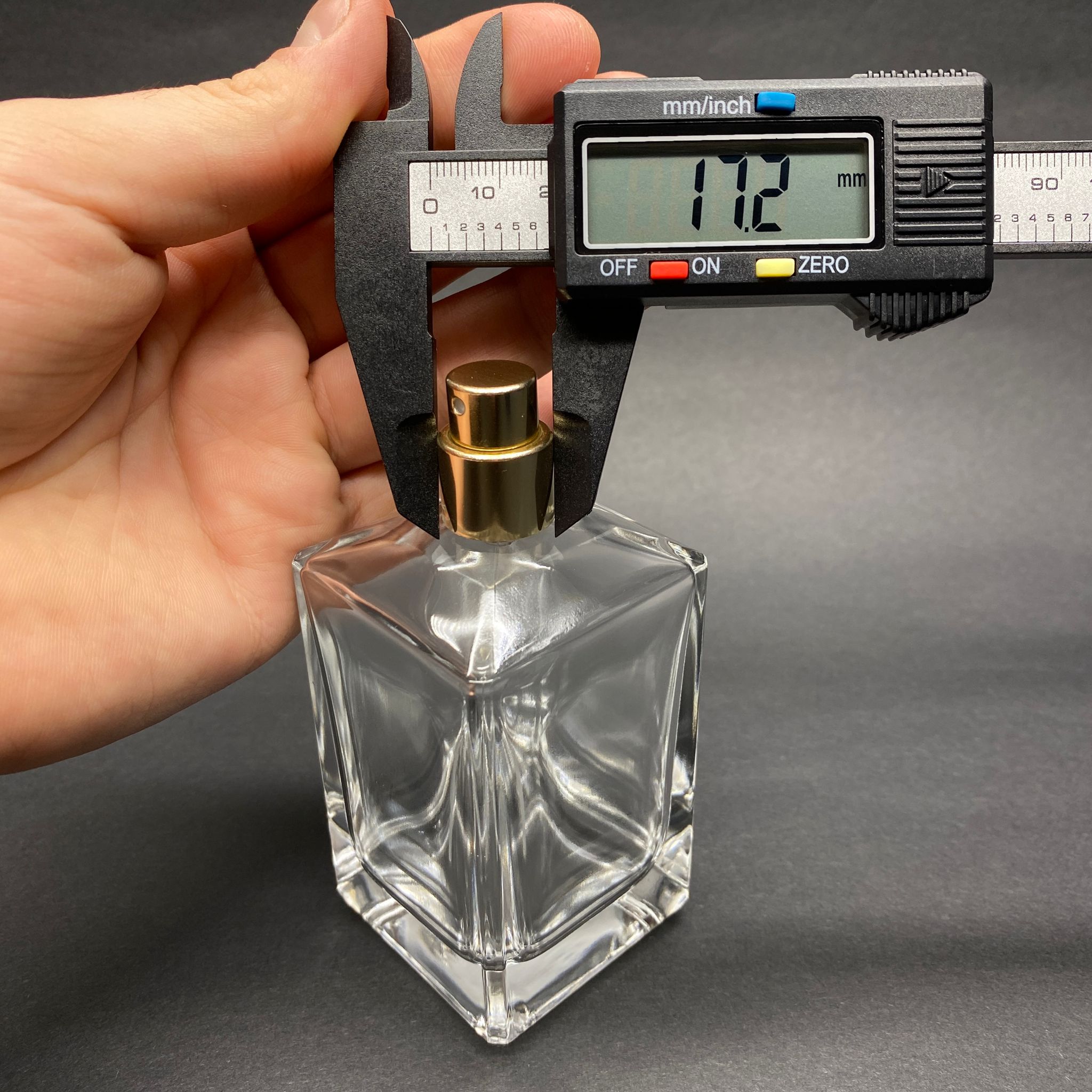 100 ML KÖŞELİ KONİK MODEL PRİZMA PARFÜM ŞİŞESİ - GOLD METAL SPREYLİ (AĞIZ 15 MM GEÇME KOLAY KAPAMA)