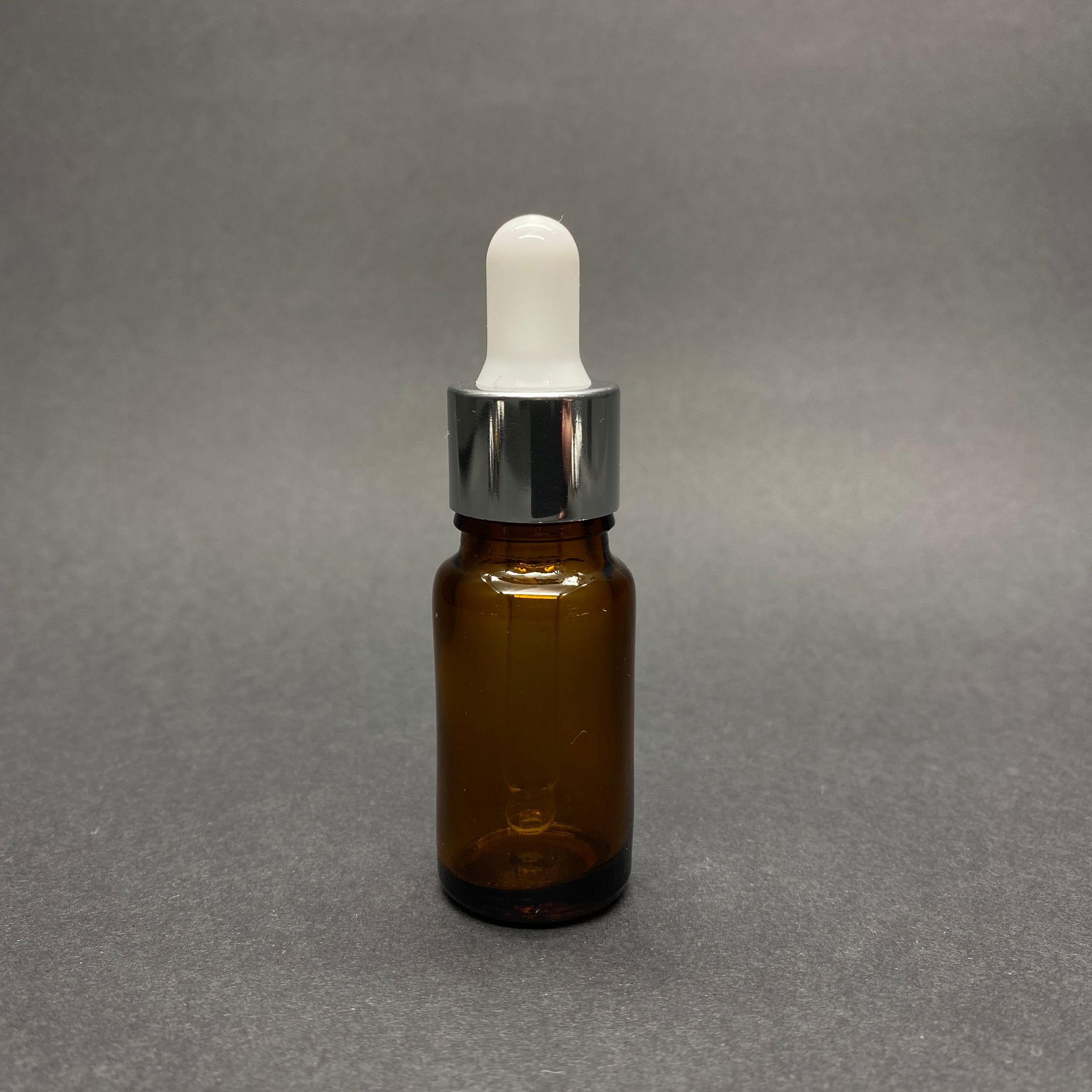 10 CC AMBER CAM DAMLALIKLI ŞİŞE - BEYAZ EMZİK - GÜMÜŞ METALİK KAPAK - 10 ML KAHVERENGİ CAM DAMLALIKLI ŞİŞE