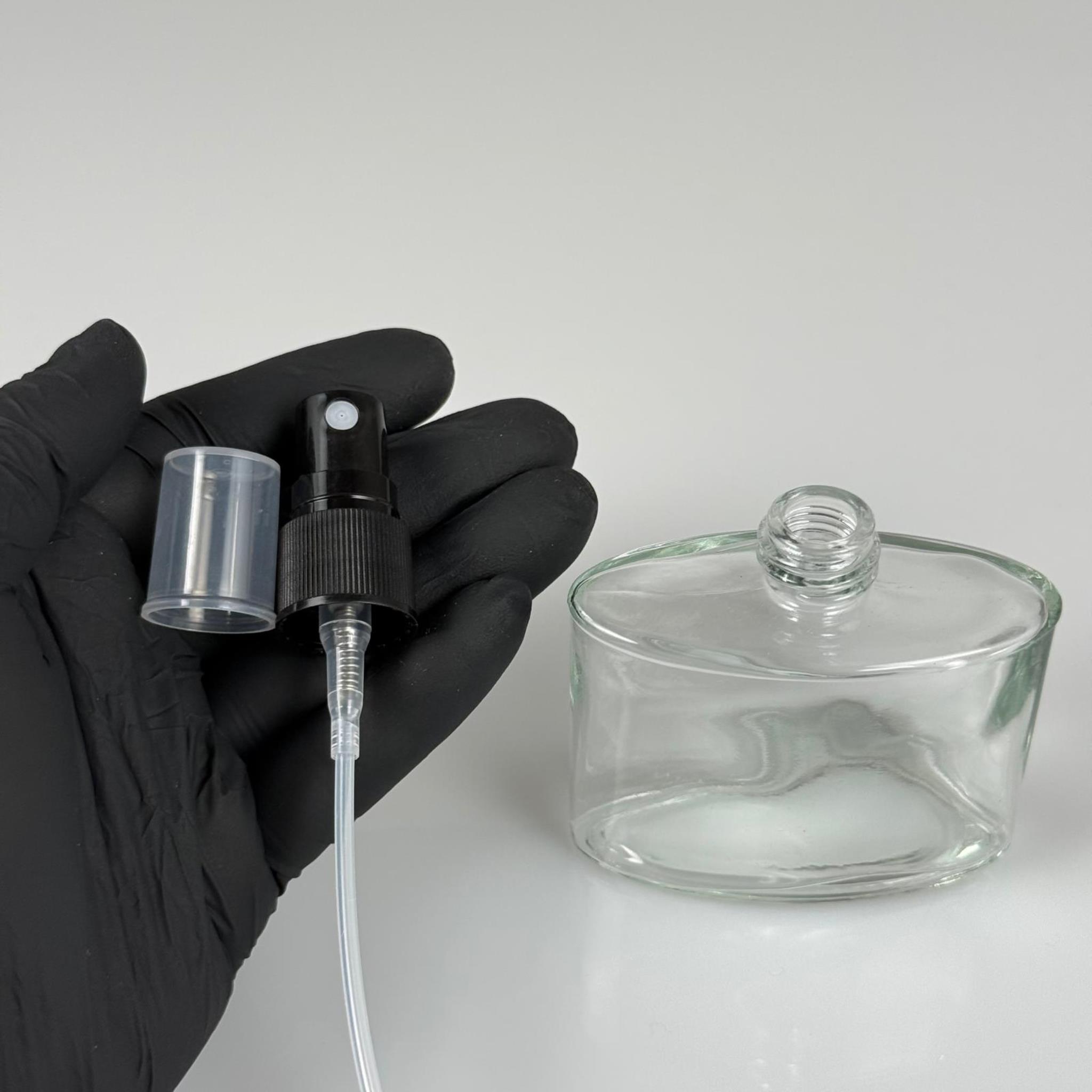 50 CC YASSI KÖŞELİ CAM ŞİŞE + SİYAH SPREY FISFIS - 50 ML HEDİYELİK CAM KOLONYA ŞİŞESİ - DÜĞÜN, NİŞAN, SÖZ, KINA, CENAZE, PROMOSYON İÇİN HEDİYELİK KOLONYA ŞİŞELERİ