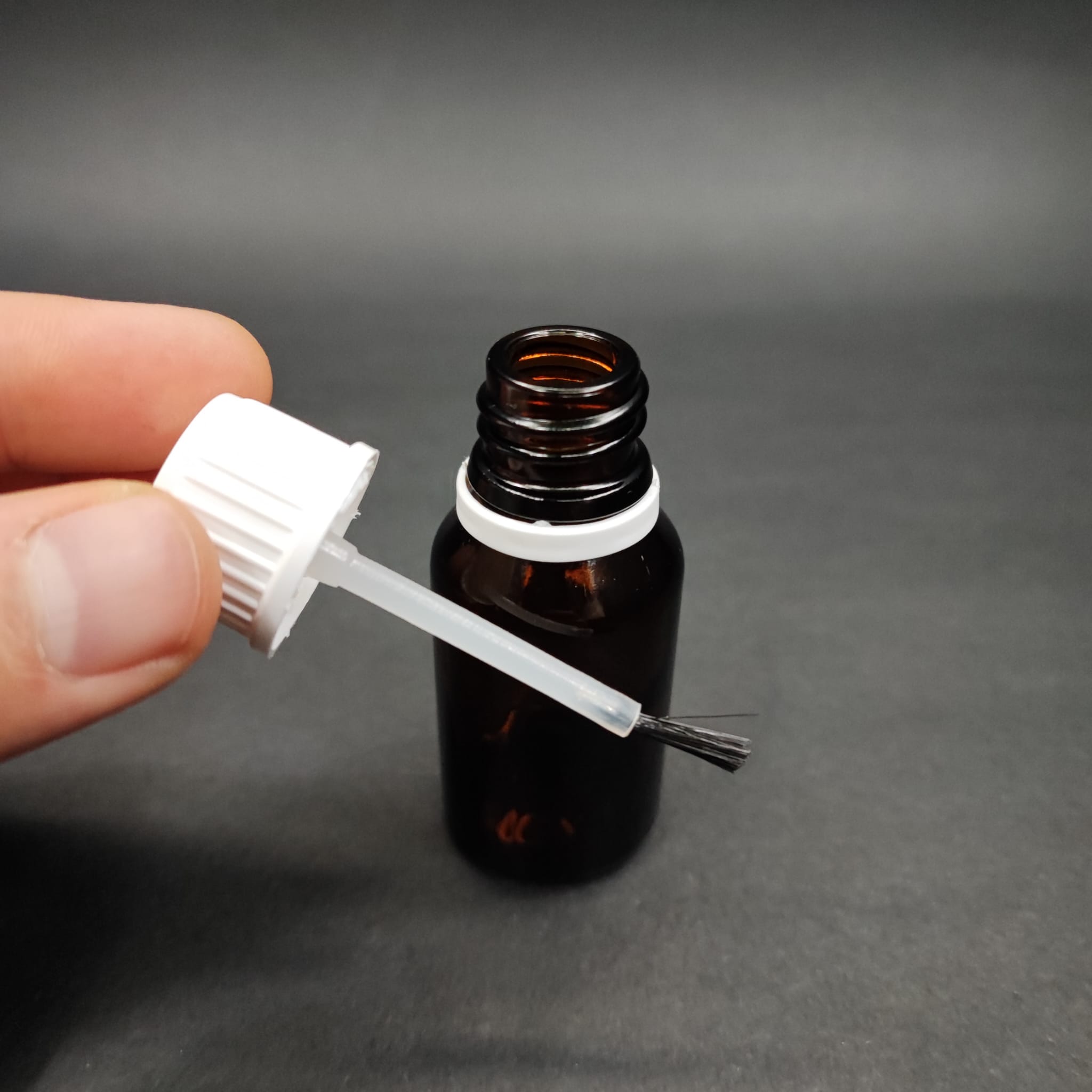 15 CC FIRÇALI AMBER CAM ŞİŞE - 15 ML KAPAKLI FIRÇALI CAM ŞİŞE - CAM OJE ŞİŞESİ FIRÇALI BEYAZ KAPAKLI TAKIM - BOŞ OJE ŞİŞESİ, FIRÇALI ŞİŞE, OTOMOTİV VE MOBİLYA İÇİN RÖTÜŞ BOYA ŞİŞESİ
