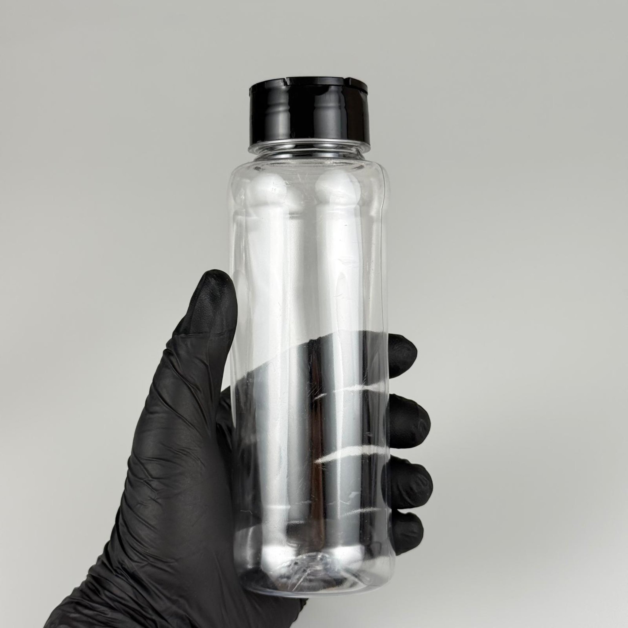 PLASTİK SİLİNDİR BAHARATLIK KAVANOZ - 330 ML PET BAHARAT, TOZ, PUDRA VB İÇİN PET ŞİŞE + SİYAH AÇILIR KAPANIR DELİKLİ KAPAKLI + KENDİNDEN YAPIŞKANLI KÖPÜK CONTALI TAKIM - 330 CC