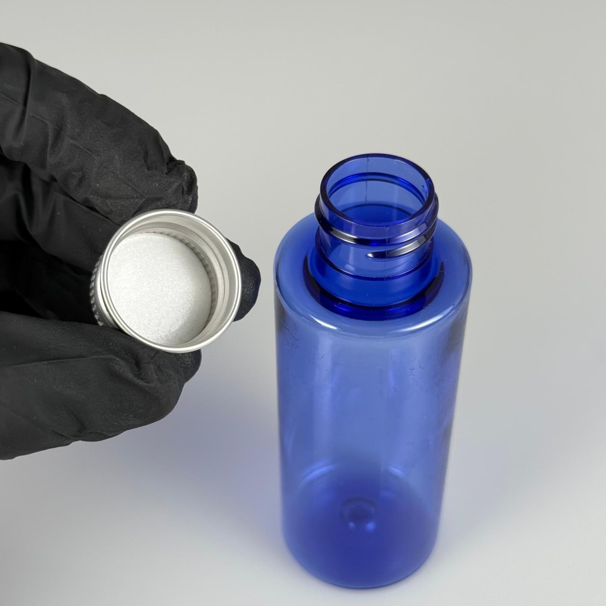 100 CC MAVİ SİLİNDİR KESKİN KÜT MODEL SERT PET ŞİŞE (17 GR - 24 AĞIZ ) + KÖPÜK COMTALI GÜMÜŞ METAL ALÜMİNYUM KAPAK TAKIM - 100 ML KAPAKLI MAVİ PET ŞİŞELER