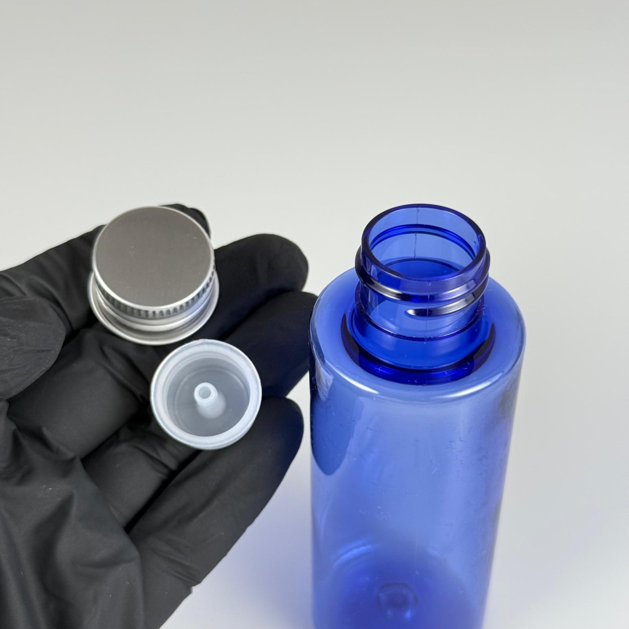 100 CC MAVİ SİLİNDİR KESKİN KÜT MODEL SERT PET ŞİŞE (17 GR - 24 AĞIZ ) + KÖPÜK COMTALI GÜMÜŞ METAL ALÜMİNYUM KAPAK + KOLONYTA TIPALI TAKIM - 100 ML KAPAKLI MAVİ PET ŞİŞELER