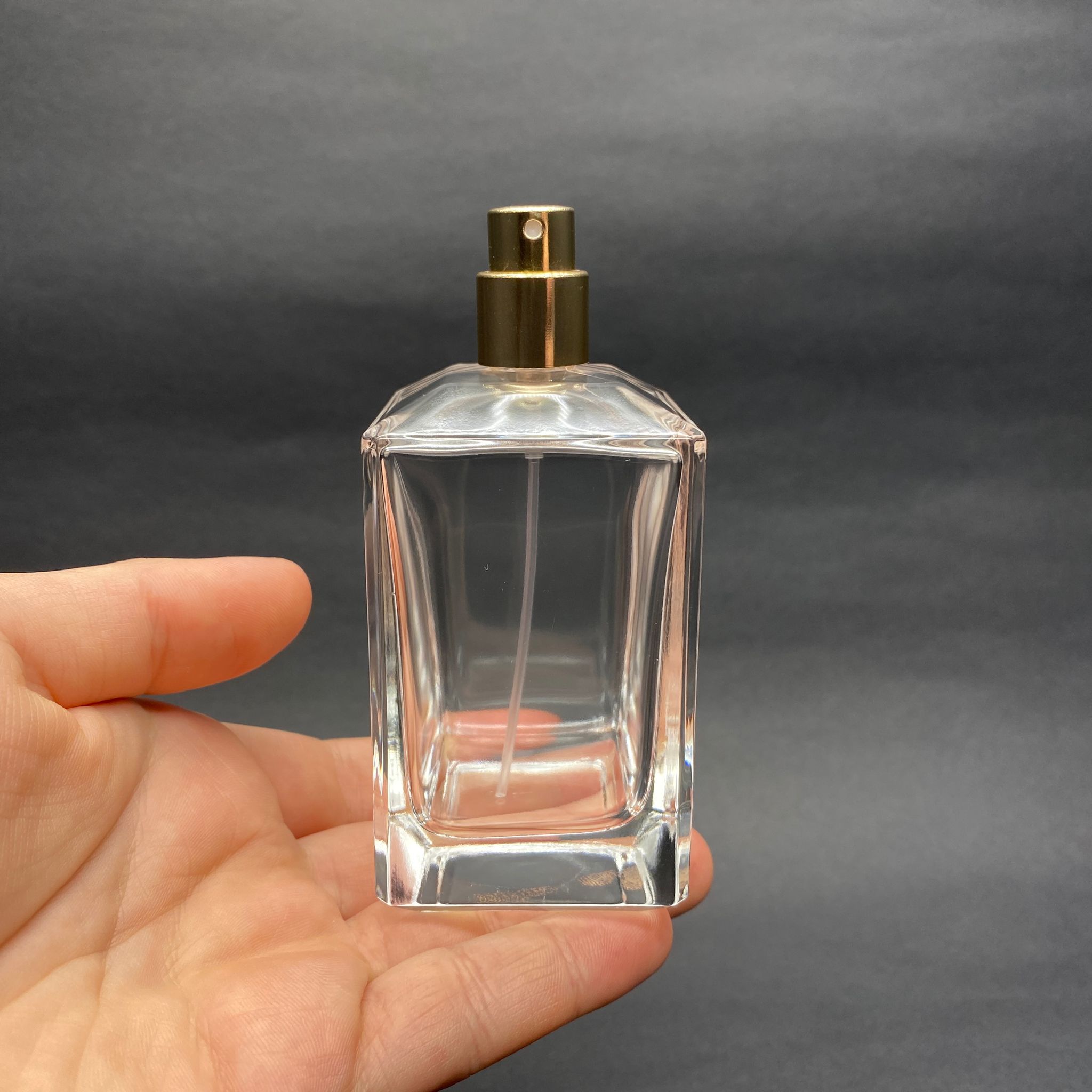 100 ML KÖŞELİ KONİK MODEL PRİZMA PARFÜM ŞİŞESİ - GOLD METAL SPREYLİ (AĞIZ 15 MM GEÇME KOLAY KAPAMA)