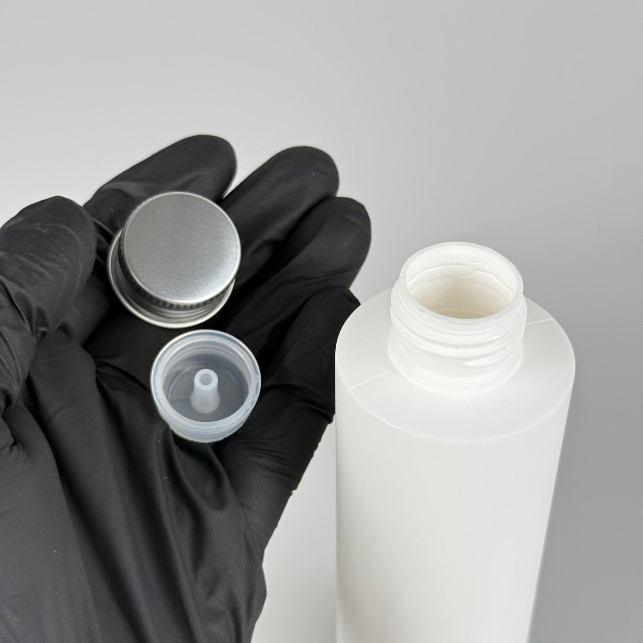 150 CC MAT BEYAZ SERT POLİETİLEN ASETON ŞİŞESİ (24 AĞIZ) + KÖPÜK CONTALI GÜMÜŞ METAL ALÜMİNYUM KAPAK + KOLONYA TIPALI TAKIM - 150 ML KAPAKLI BEYAZ PLASTİK ŞİŞELER