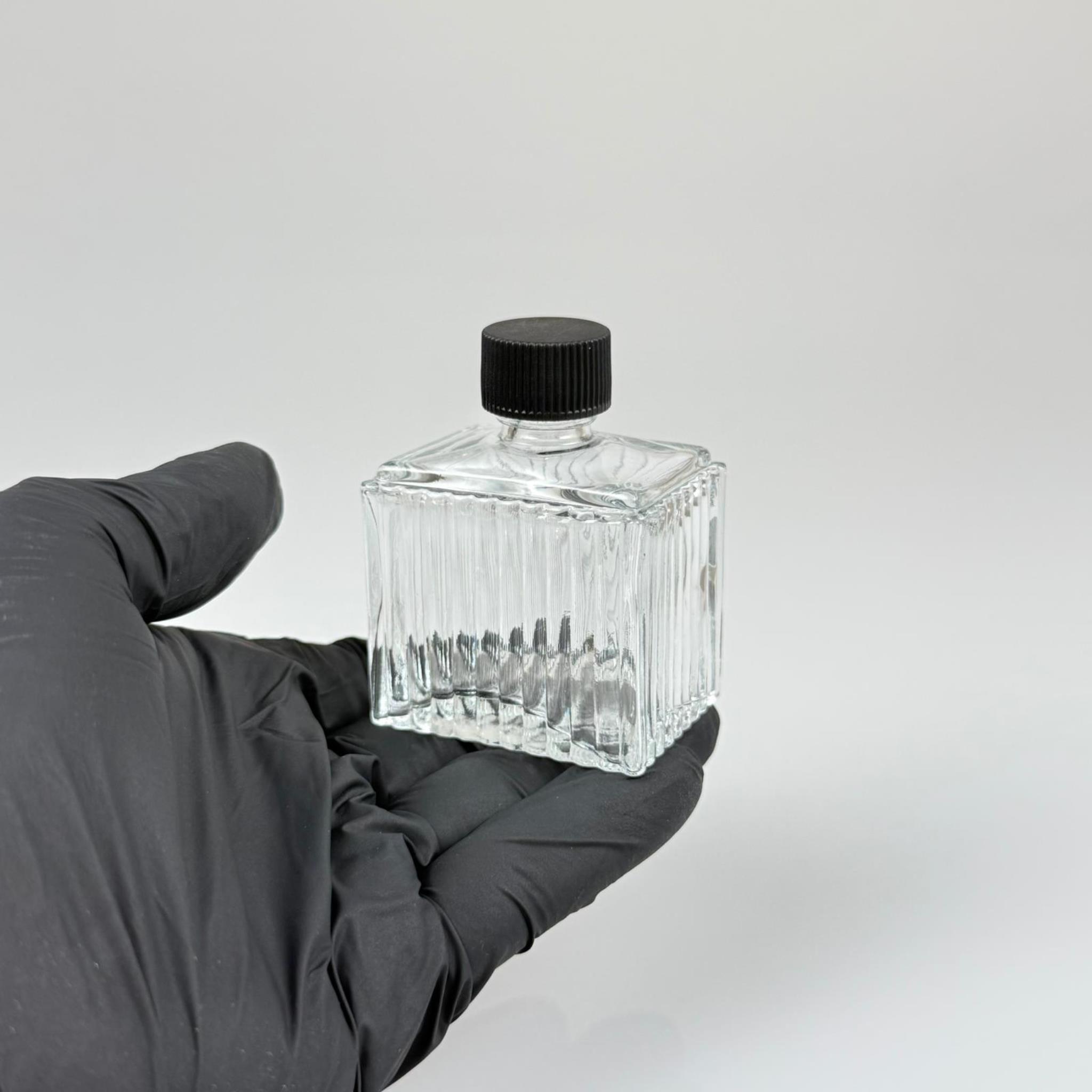 50 CC KÖŞELİ DESENLİ ÇİZGİLİ CAM ŞİŞE - SİYAH PLASTİK KAPAKLI KOLONYA TIPALI - 50 ML PRESTİJLİ ŞİŞE
